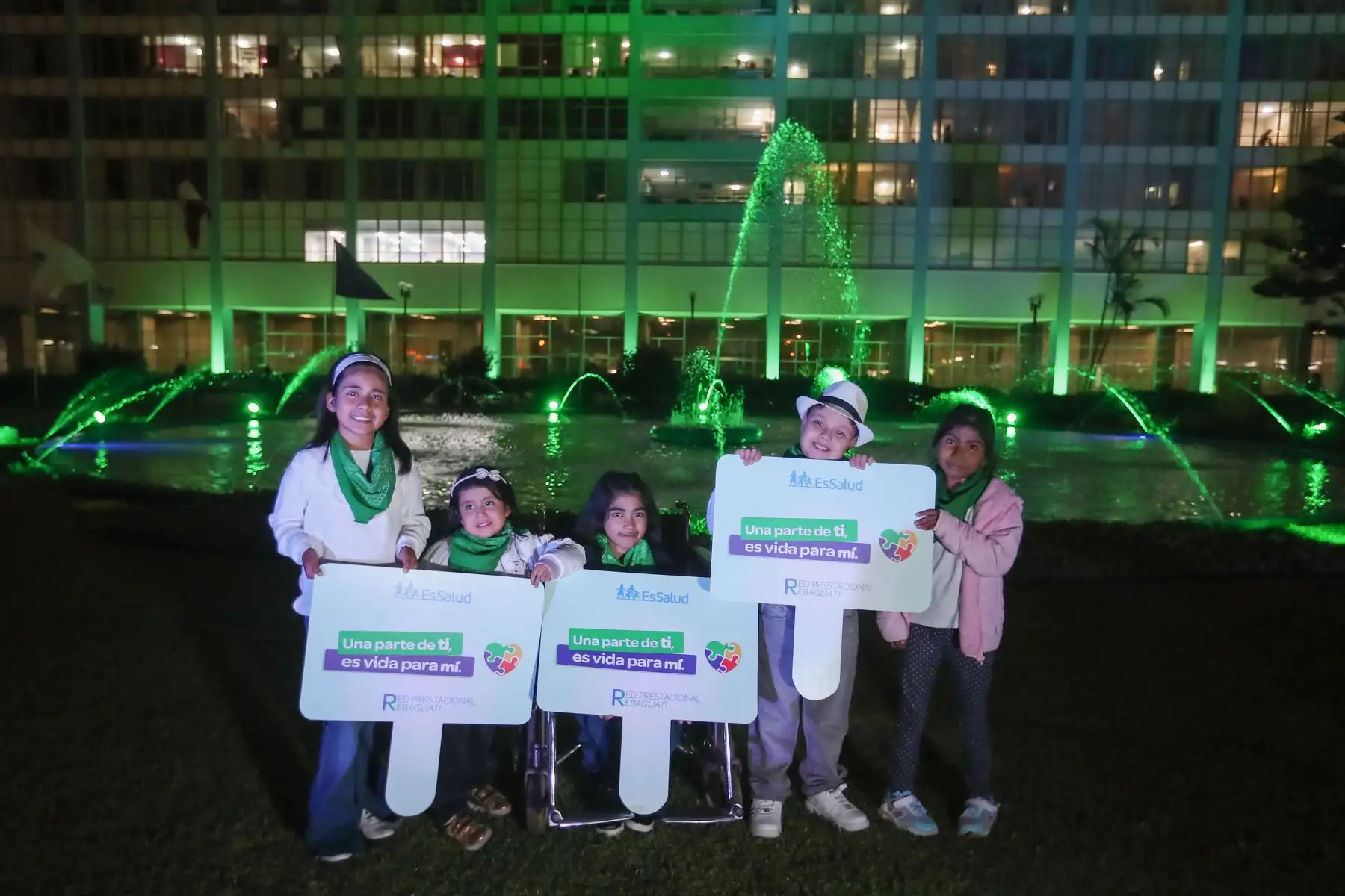 En la víspera al Día Nacional del Donante de Órganos y Tejidos  el Seguro Social de Salud  (EsSalud) impulsa la campaña "Una parte de mí, es vida para ti" y realizó una develación de cuadros fotográficos con los rostros de niños y niñas que esperan distintos órganos y un encendido de luces para crear conciencia en la población.
Foto: ANDINA/Ricardo Cuba