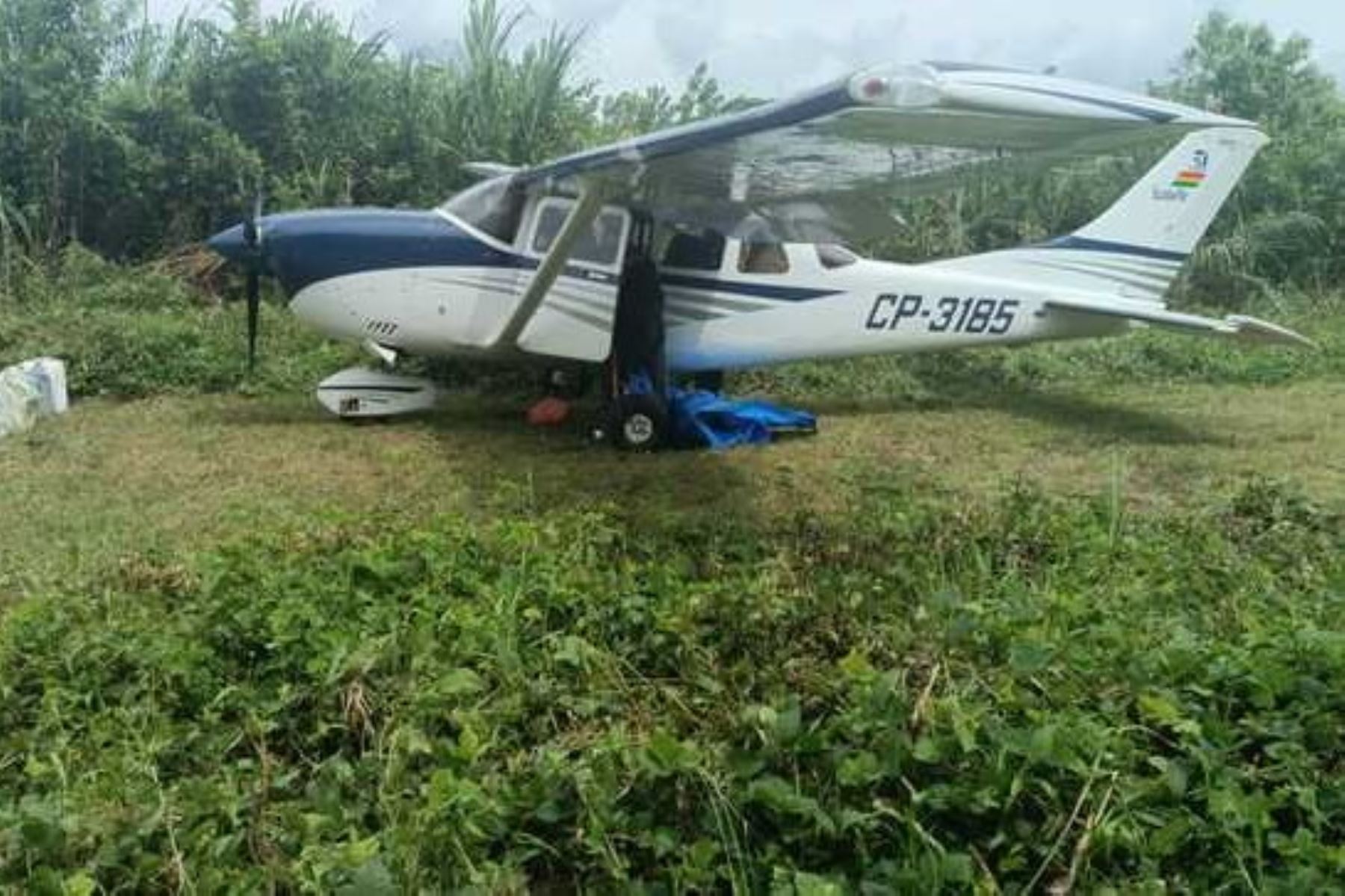 La avioneta de placa boliviana CP-3185 fue abandonada en la selva de Madre de Dios. Foto: Mininter