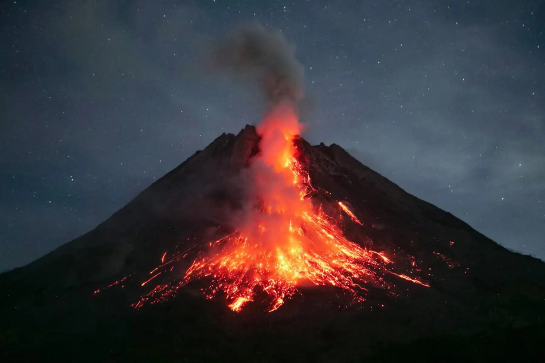 El monte Merapi en Indonesia, uno de las volcanes más activos del mundo, entró en erupción el martes, escupiendo lava fundida y cenizas a dos kilómetros a la redonda, informaron las autoridades locales. Foto: AFP