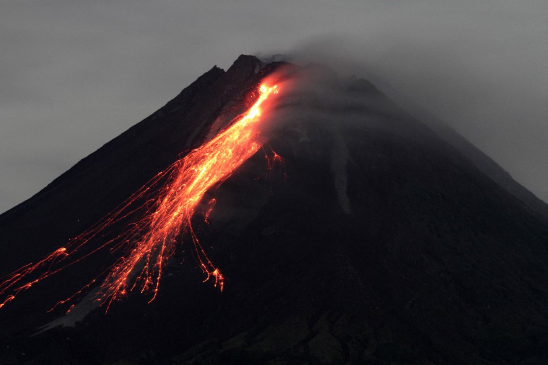 El Merapi, situado a 28 km al norte de la capital provincial Yogyakarta, en la isla de Java, está estrechamente vigilado. Foto: AFP