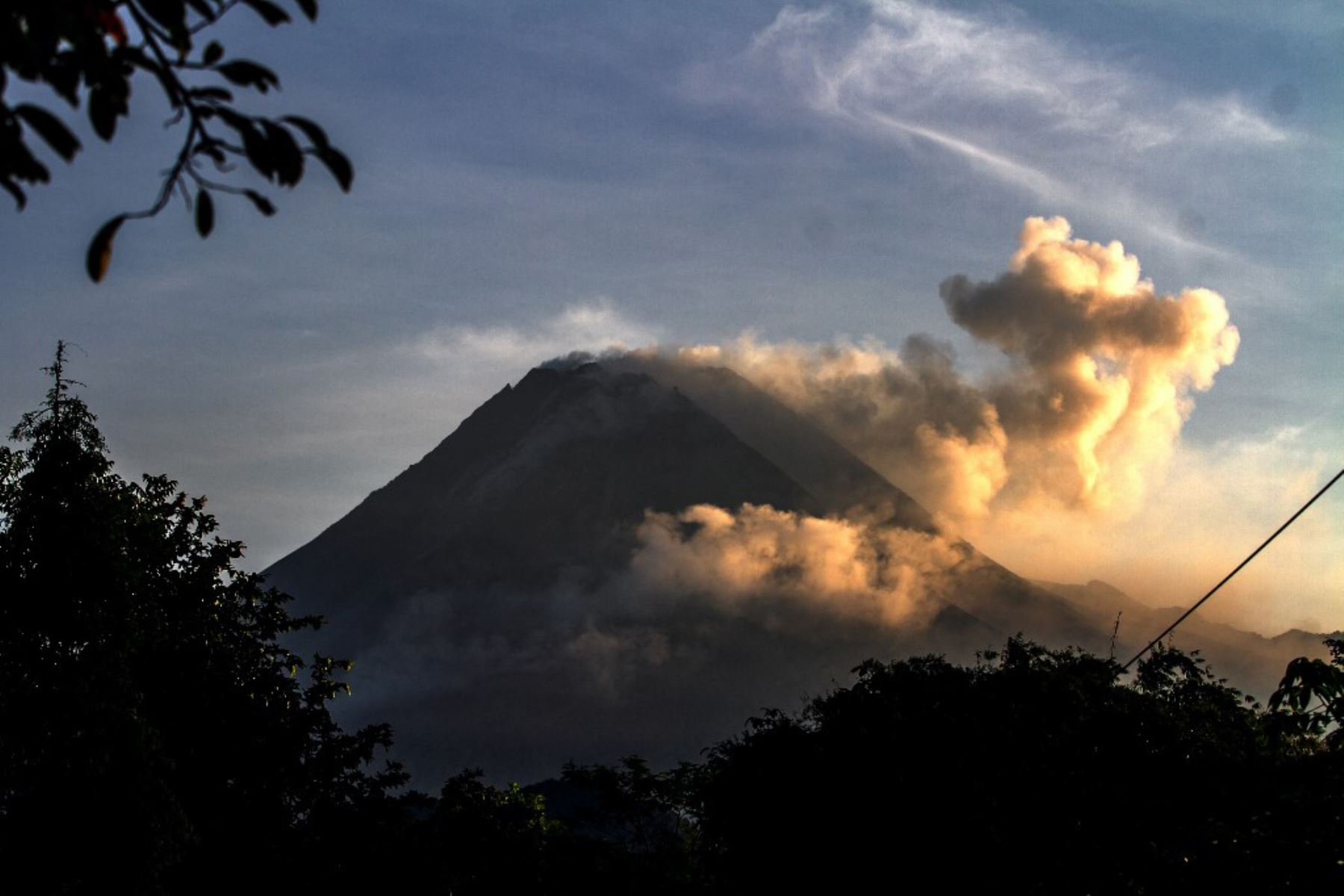 El volcán expulsó el martes las materias volcánicas, incluida la lava, a dos kilómetros de distancia, en el interior del perímetro de seguridad de 7 km establecido por las autoridades alrededor del monte en 2022. Foto: AFP