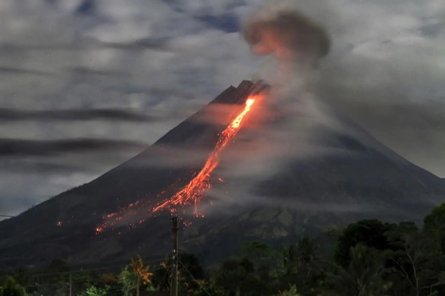 El Merapi, que ya entró en erupción a mediados de marzo, está en el segundo nivel de alerta más alto desde 2020 por su creciente actividad volcánica. Foto: AFP