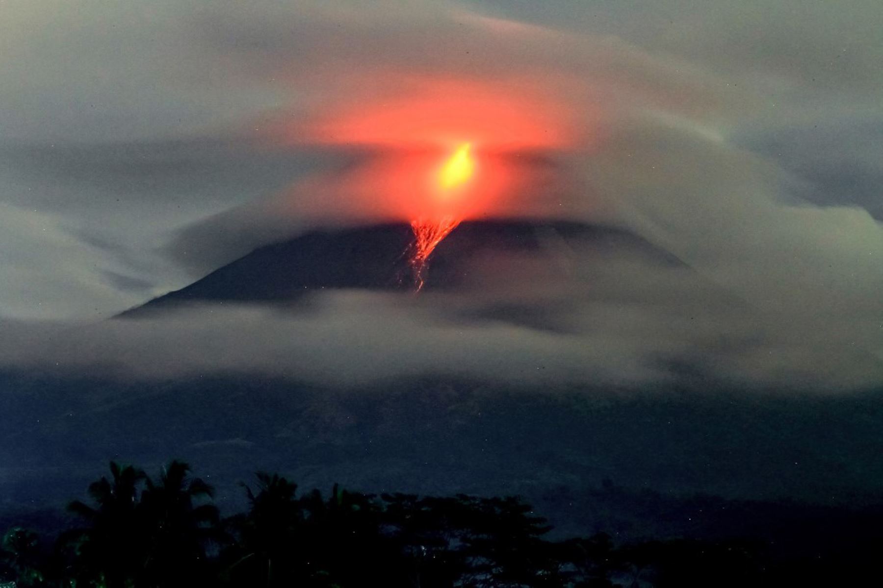 En Indonesia, archipiélago de más de 17.000 islas e islotes situado en el "cinturón de fuego" del Pacífico, se contabilizan unos 130 volcanes activos. Foto: AFP