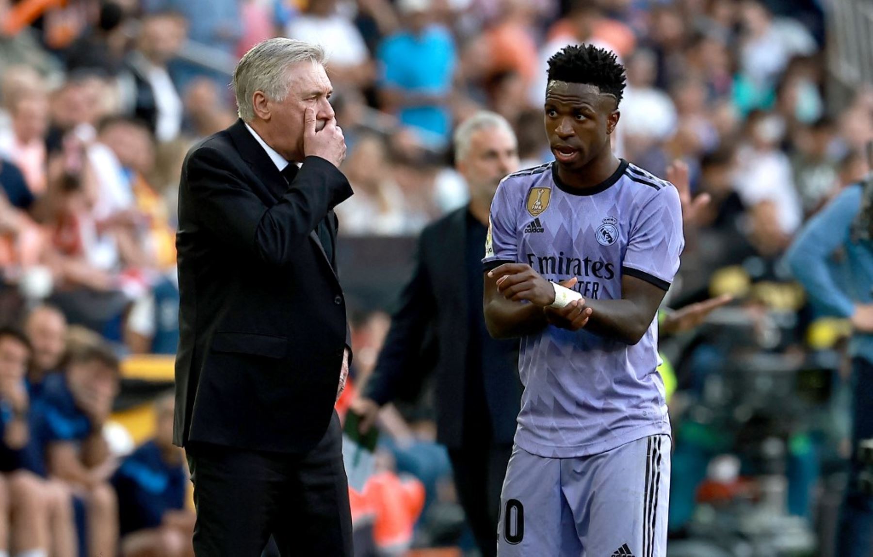 El técnico Carlos Ancelotti cree que llegó el momento de imponer sanciones drásticas contra el racismo en el fútbol.