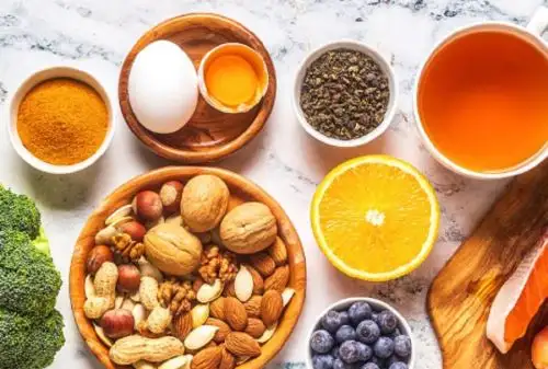 La falta de memoria y concentración nos indican que nuestra actividad cerebral no funciona de manera óptima. Aunque existen diversos factores que inciden en estas deficiencias que pueden presentarse a cualquier edad, es importante saber que una alimentación saludable ayuda mucho en la prevención y la superación de ambos problemas que afectan nuestro desempeño cognitivo.