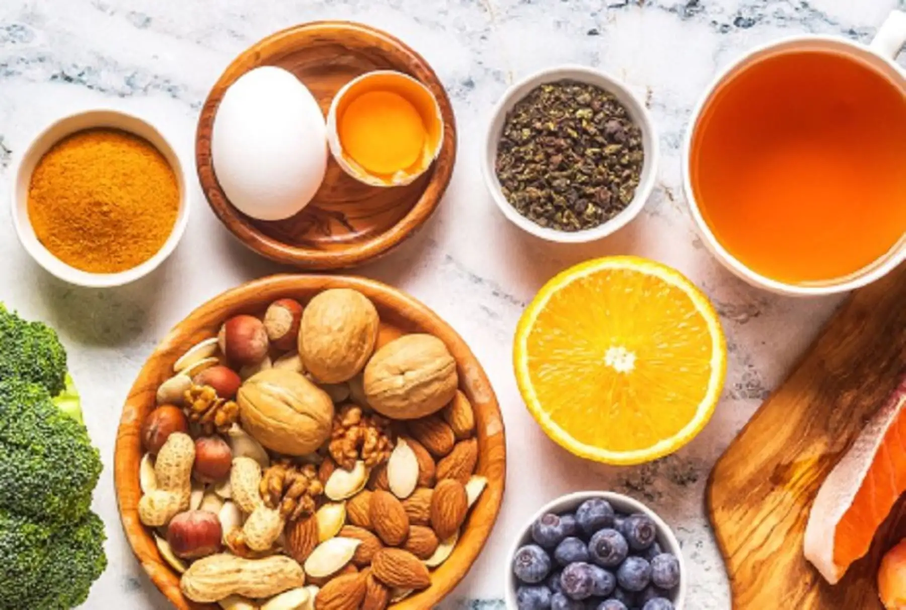 La falta de memoria y concentración nos indican que nuestra actividad cerebral no funciona de manera óptima. Aunque existen diversos factores que inciden en estas deficiencias que pueden presentarse a cualquier edad, es importante saber que una alimentación saludable ayuda mucho en la prevención y la superación de ambos problemas que afectan nuestro desempeño cognitivo.