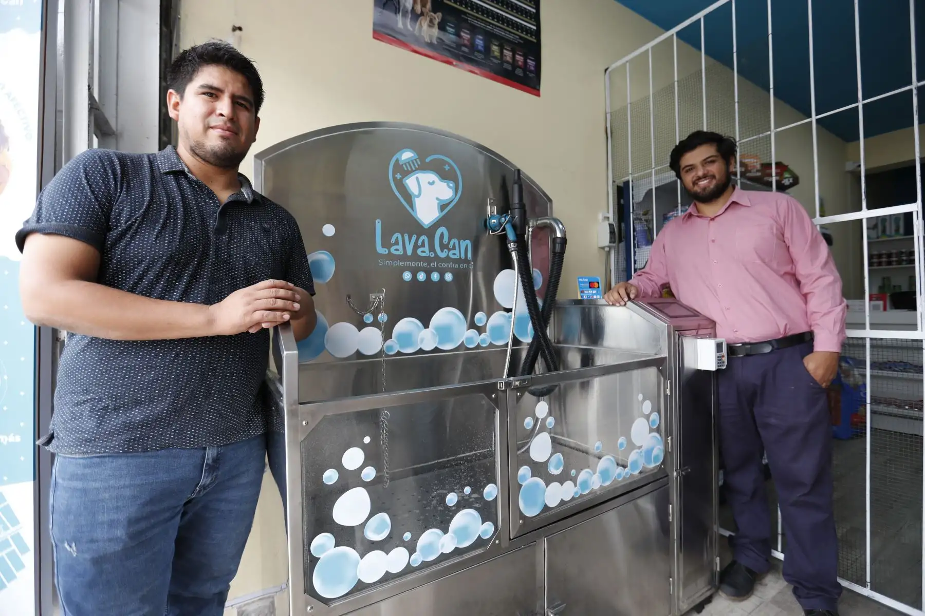 LavaCan es una máquina autónoma y puede ser instalarla en distintos lugares para que los dueños vayan y bañen a su mascota de una manera ergonómica y rápida. Fotos: ANDINA/Daniel Bracamonte
