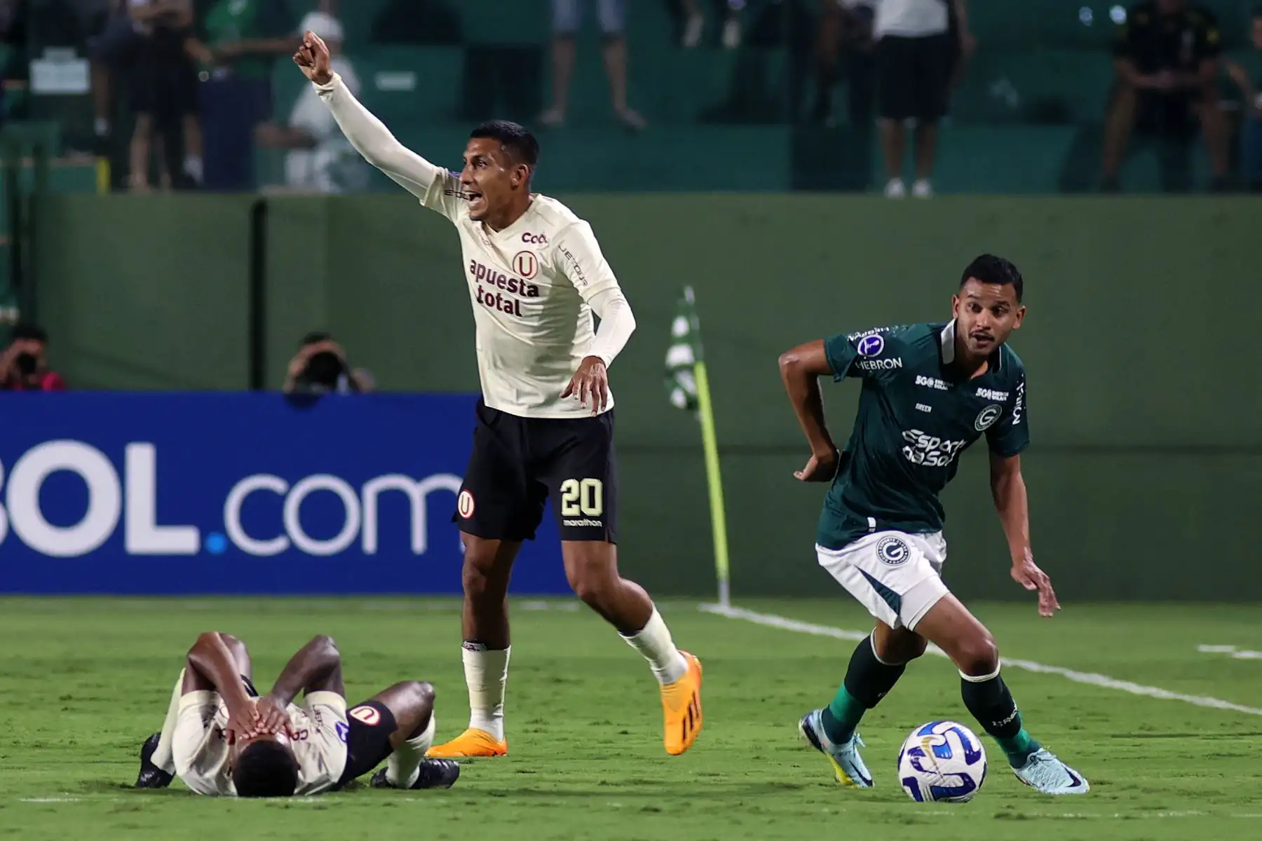 El mediocampista del Goiás Ze Ricardo corre con el balón junto a los delanteros de Universitario Alex Valera y Andy Polo durante el partido de vuelta de la fase de grupos de la Copa Sudamericana entre el Goiás de Brasil y el Universitario de Perú, en el estadio Haile Pinheiro en Goiania, Brasil.
Foto: AFP