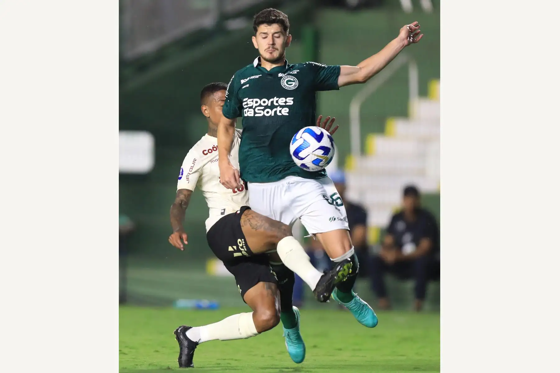 Hugo de Goias disputa un balón con Andy Polo de Universitario , en un partido de la fase de grupos de la Copa Sudamericana entre Goias y Universitario en el estadio da Serrinha en Goiania (Brasil).
Foto: EFE