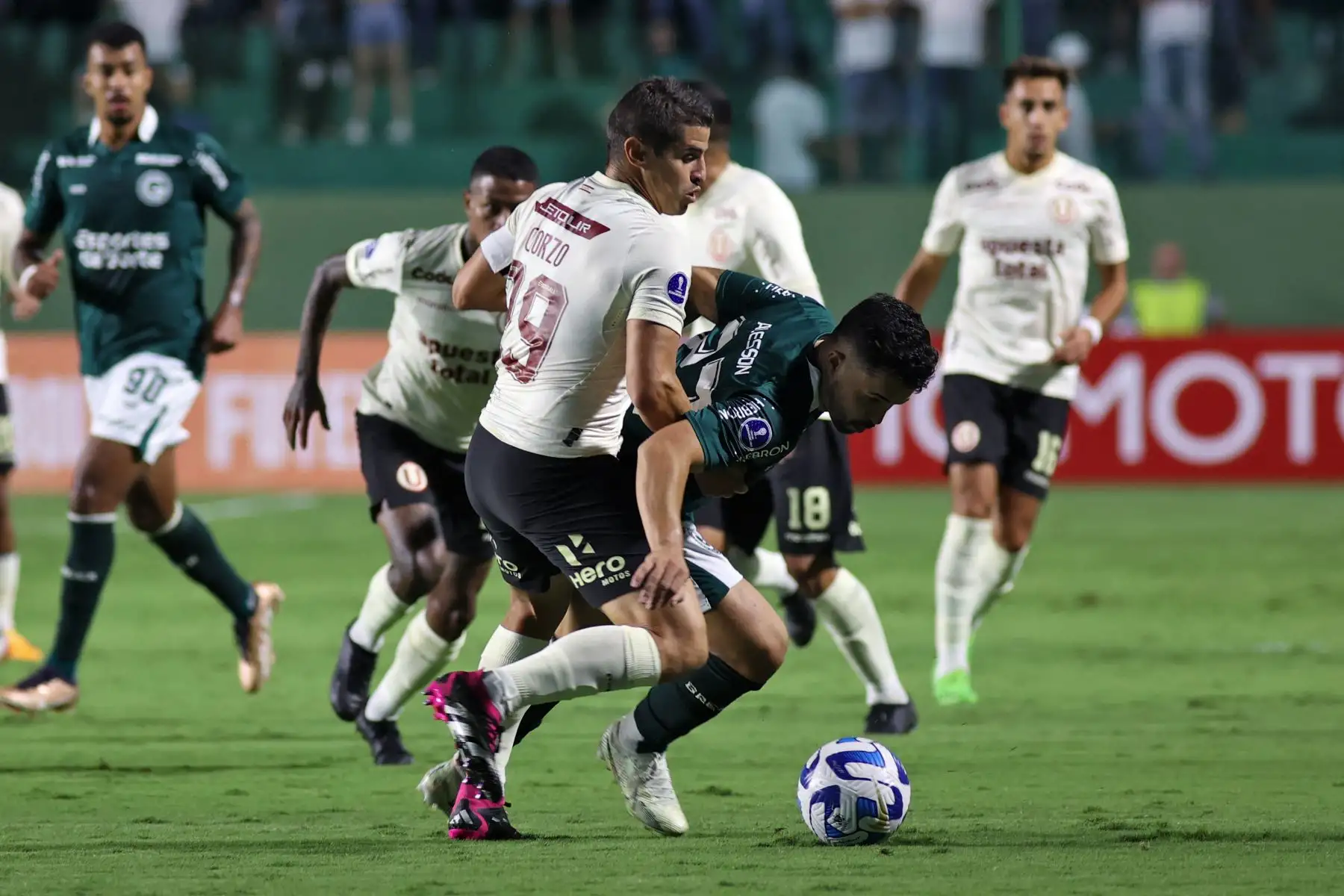 El defensa de Universitario Aldo Corzo y el delantero de Goiás Alesson compiten por el balón durante el partido de vuelta de la fase de grupos de la Copa Sudamericana entre Goiás de Brasil y Universitario de Perú, en el estadio Haile Pinheiro en Goiania, Brasil, el 23 de mayo de 2023.
Foto: AFP