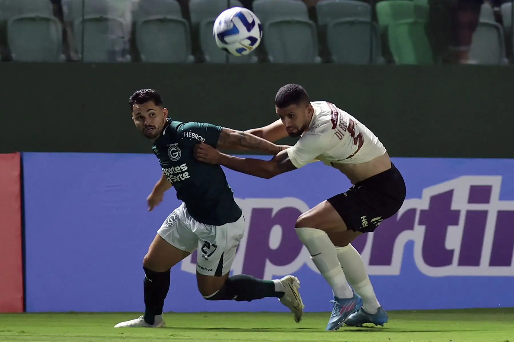 El delantero del Goiás, Alesson, y el defensa argentino del Universitario, Matías Di Benedetto, compiten por el balón durante el partido de vuelta de la fase de grupos de la Copa Sudamericana entre el Goiás de Brasil y el Universitario de Perú, en el estadio Haile Pinheiro en Goiania, Brasil, el 23 de mayo de 2023.
Foto: AFP