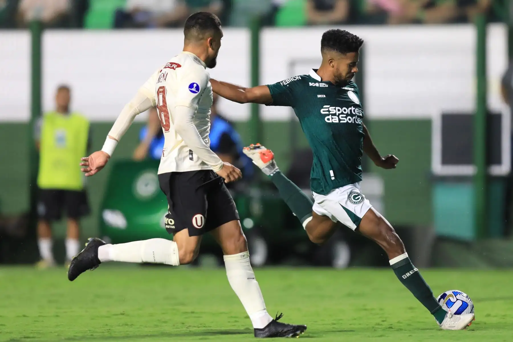 Willian Oliveira de Goias disputa un balón con Rodrigo Ureña de Universitario , en un partido de la fase de grupos de la Copa Sudamericana entre Goias y Universitario en el estadio da Serrinha en Goiania (Brasil).
Foto:  EFE