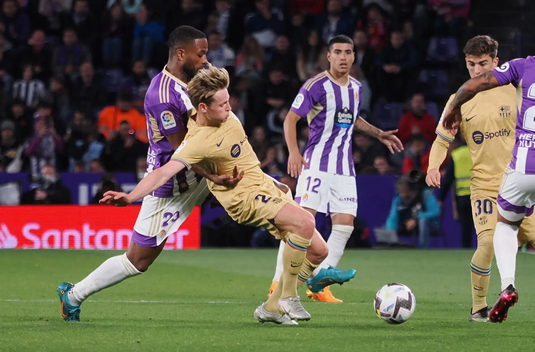 El centrocampista del Barcelona Frenkie de Jong  protege un balón ante Cyle Larin , del Valladolid, durante el partido de Liga en Primera División que Real Valladolid y FC Barcelona disputan  en el estadio José Zorrilla.
Foto: EFE