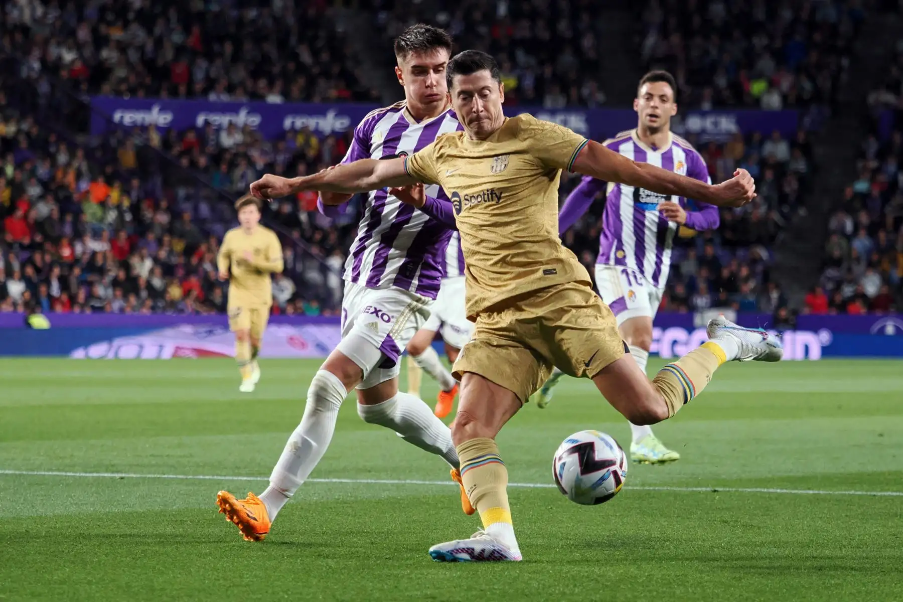 El delantero polaco del FC Barcelona, Robert Lewandowski , se dispone a golpear el balón ante el defensor del Valladolid durante el partido de Liga en Primera División que Real Valladolid y FC Barcelona disputan en el estadio José Zorrilla.
Foto: EFE