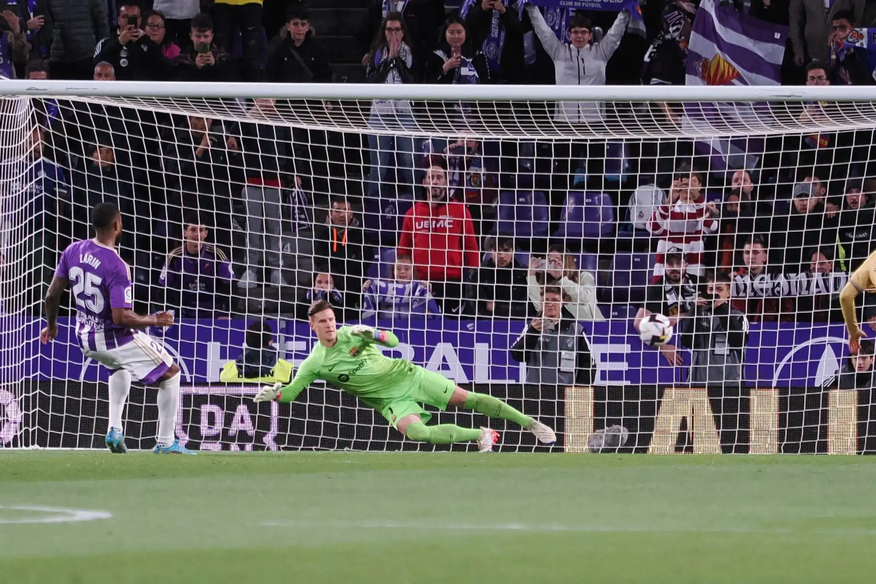 El delantero del Valladolid Cyle Larin marca de penalti el segundo gol, durante el partido de Liga en Primera División que Real Valladolid y FC Barcelona disputan este martes en el estadio José Zorrilla. 
Foto: EFE