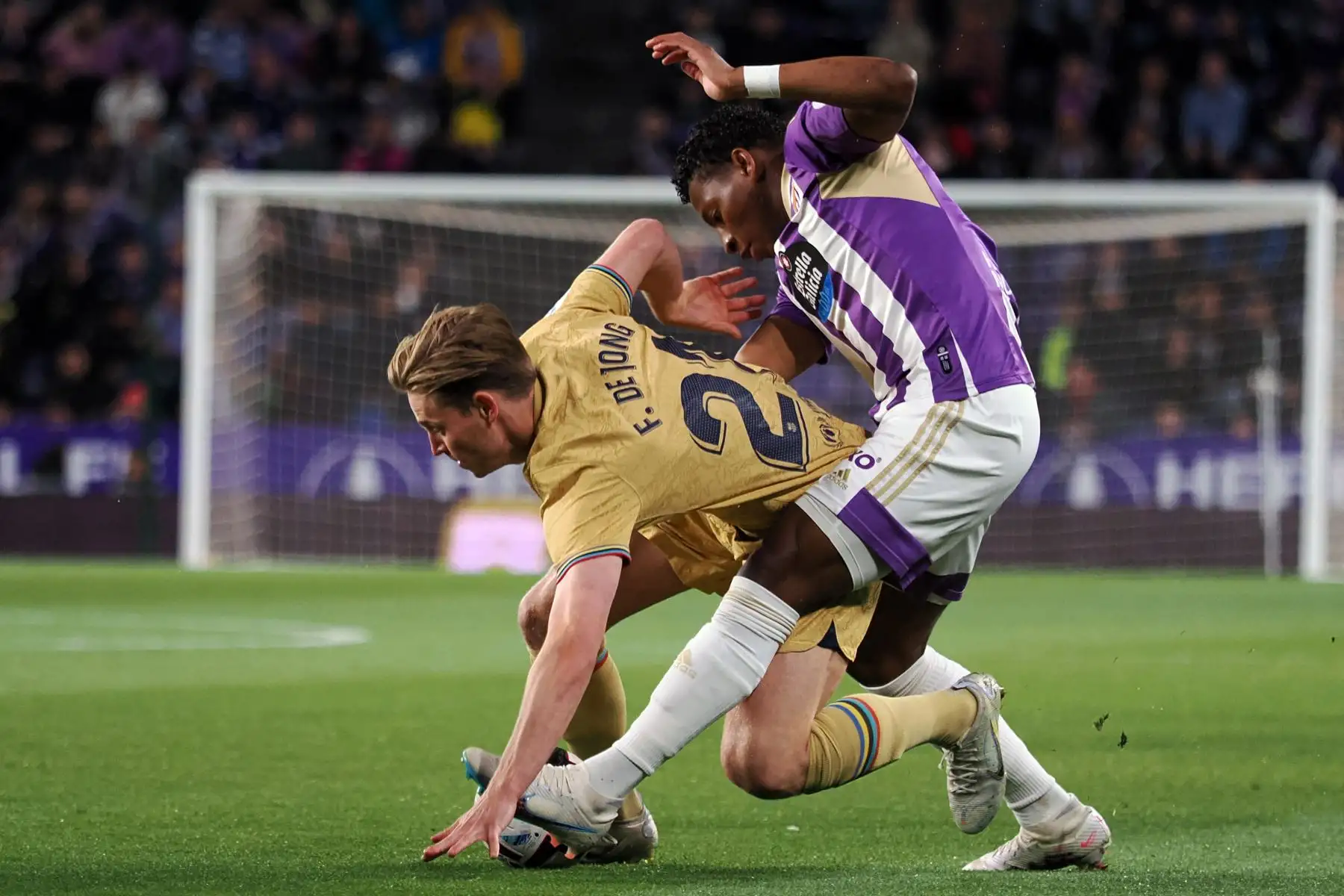 El centrocampista neerlandés del Barcelona Frenkie de Jong  pelea un balón con el centrocampista ecuatoriano del Real Valladolid Gonzalo Plata, durante el partido de LaLiga que se disputa  en el estadio José Zorrilla. 
Foto: EFE