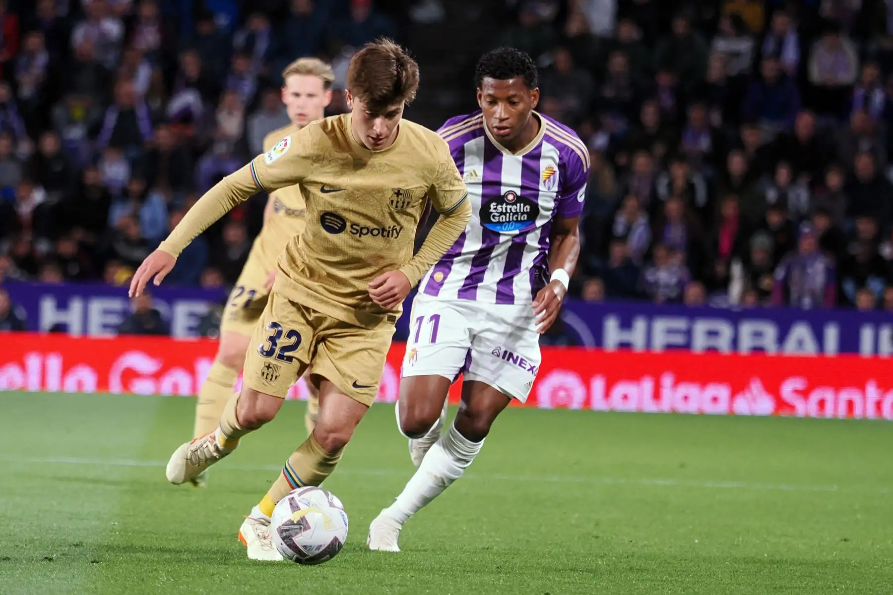 El delantero del Barcelona Pablo Torres  juega un balón ante Gonzalo Plata, del Valladolid, durante el partido de Liga en Primera División que Real Valladolid y FC Barcelona disputan  en el estadio José Zorrilla. 
Foto: EFE