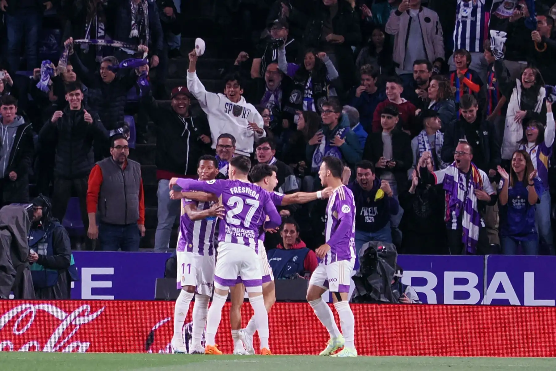 Los jugadores del Valladolid celebran el primer gol ante el Barcelona, durante el partido de Liga en Primera División que Real Valladolid y FC Barcelona disputan en el estadio José Zorrilla. 
Foto: EFE