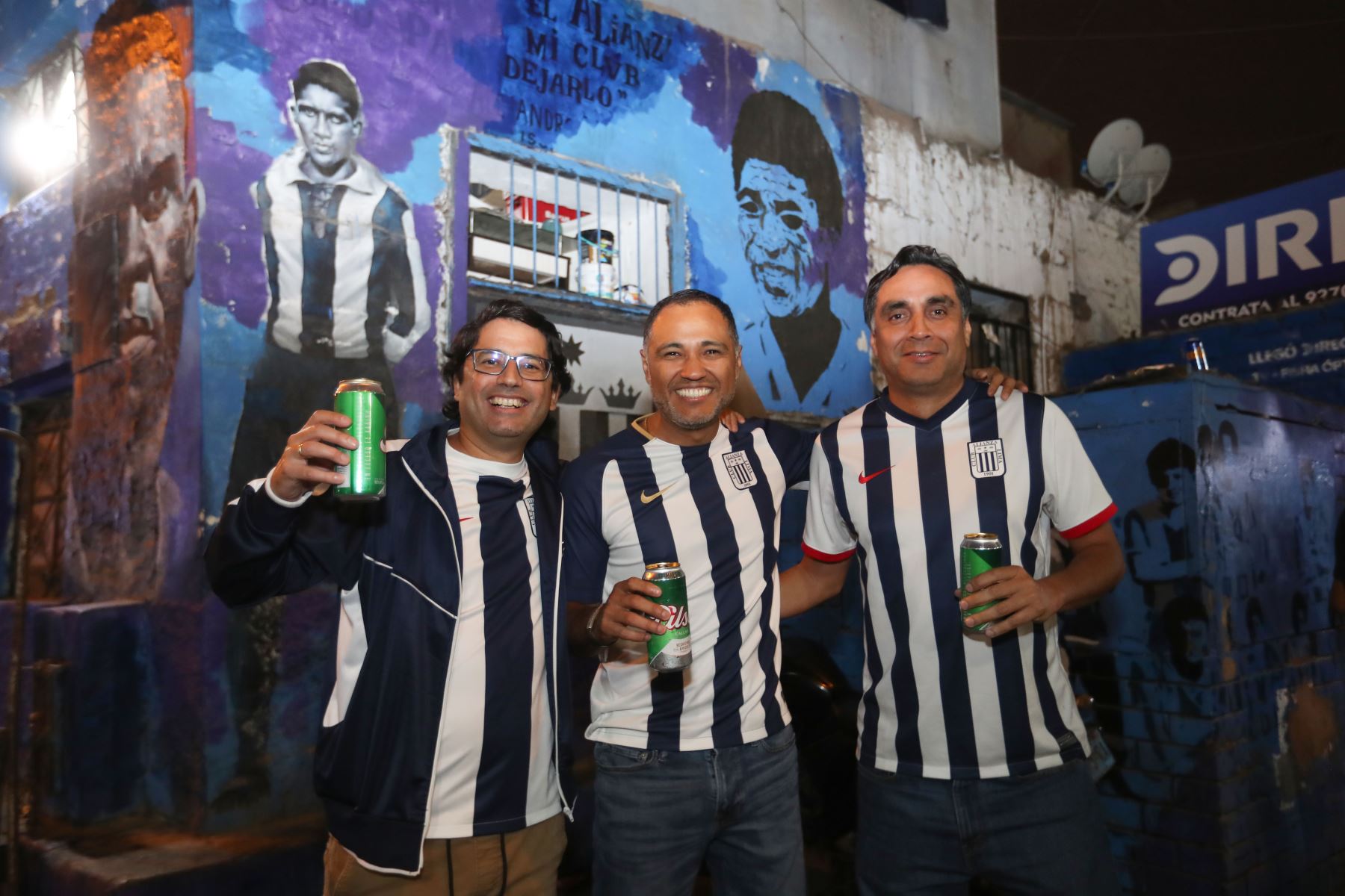 Hinchas de Alianza Lima viven la fiesta del futbol previo al partido por la fase de grupos de la copa Libertadores donde enfrentaran al Club Libertad de Paraguay 
Foto: ANDINA/Ricardo Cuba