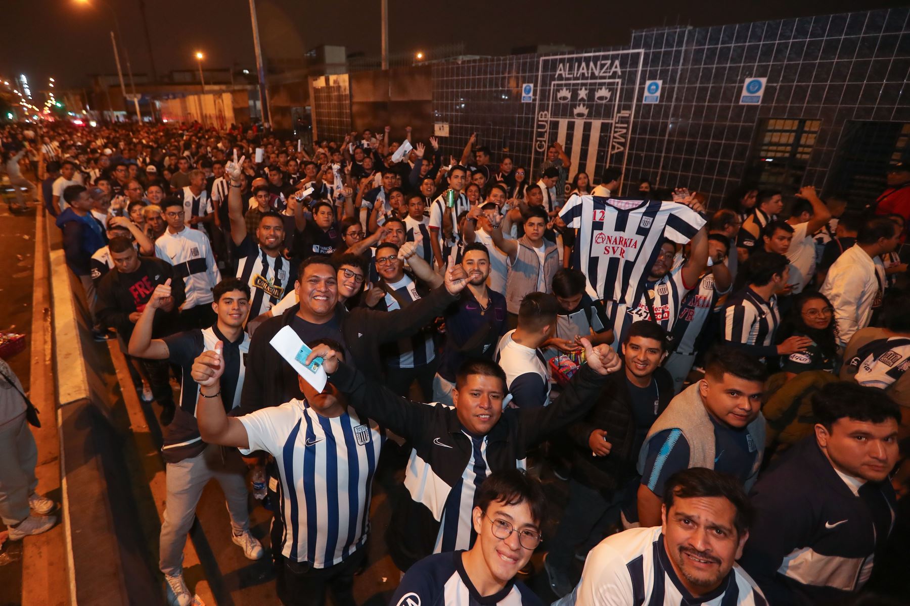 Hinchas de Alianza Lima viven la fiesta del fútbol previo al partido por la fase de grupos de la copa Libertadores donde enfrentaran al Club Libertad de Paraguay.
Foto: ANDINA/Ricardo Cuba