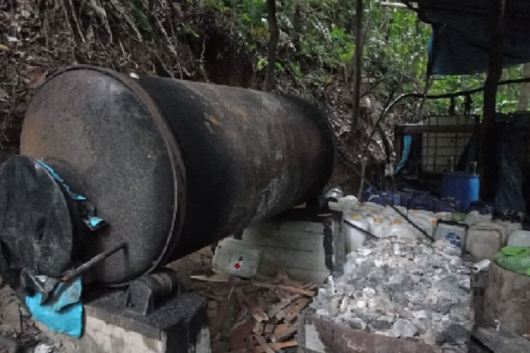 Los efectivos hallaron un total 27 900 kilogramos de arrobas de hoja de coca en proceso de maceración y 29 000 kilogramos de detritus (restos del cultivo procesado). Foto: Policía Nacional.