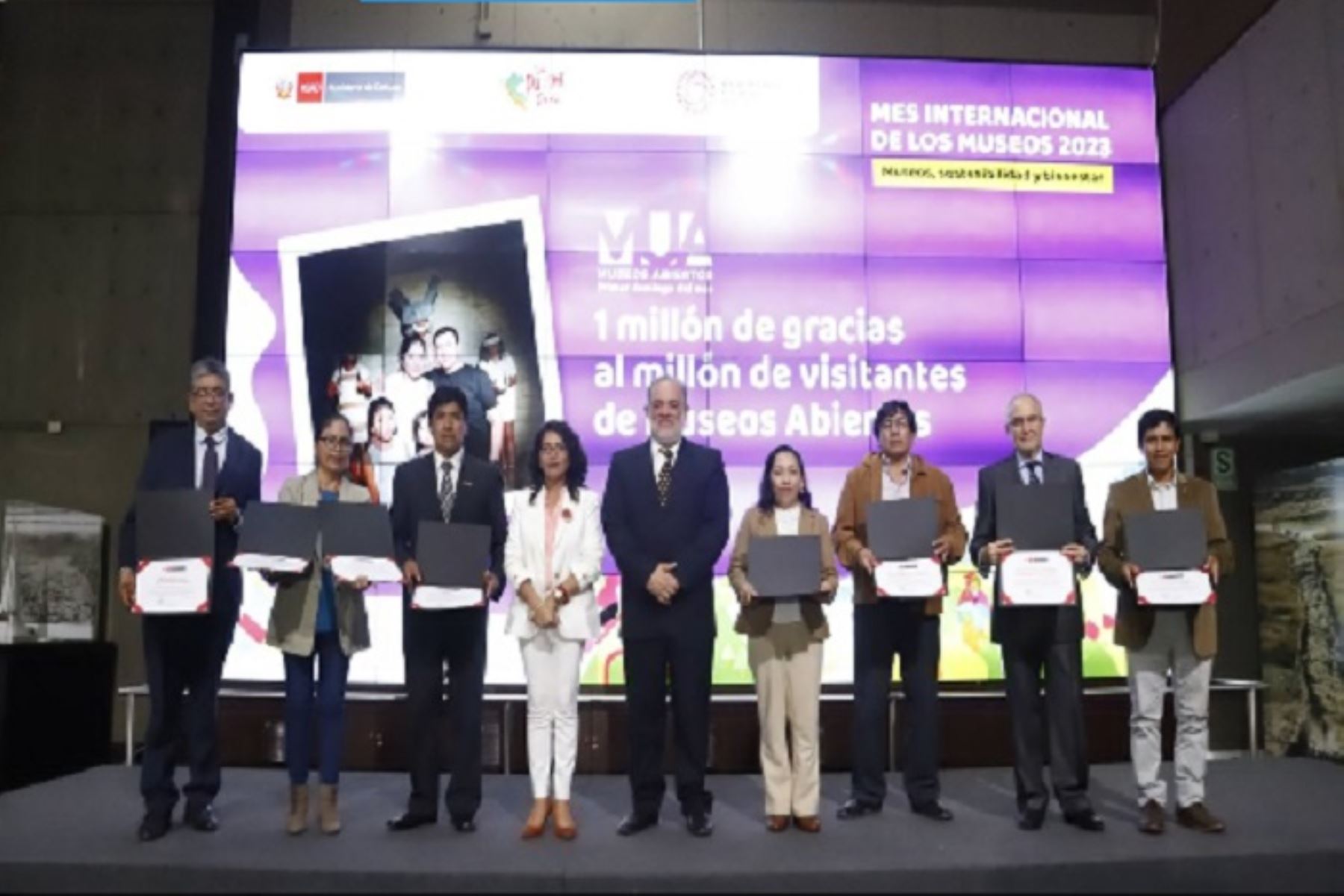 La ministra de Cultura, Leslie Urteaga, entregó un merecido reconocimiento al museo lambayecano, durante una ceremonia que se realizó en la sede central del portafolio en el distrito limeño de San Borja, donde destacó el éxito de Museos Abiertos.