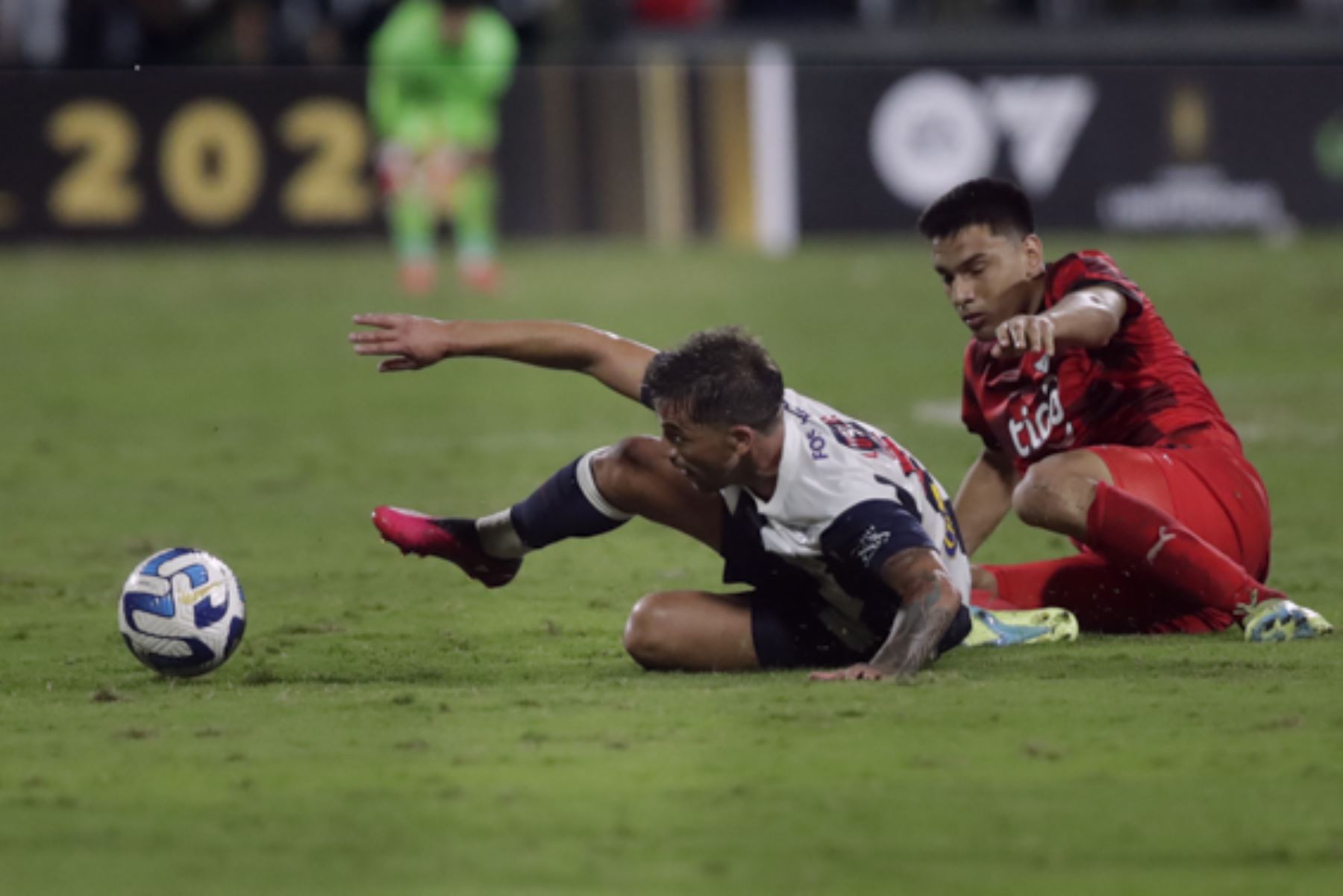 Gabriel Costa de Alianza Lima disputa el balón con un defensor de Libertad de Paraguay por la Copa Libertadores.

Foto: ANDINA/Juan Carlos Guzmán Negrini
