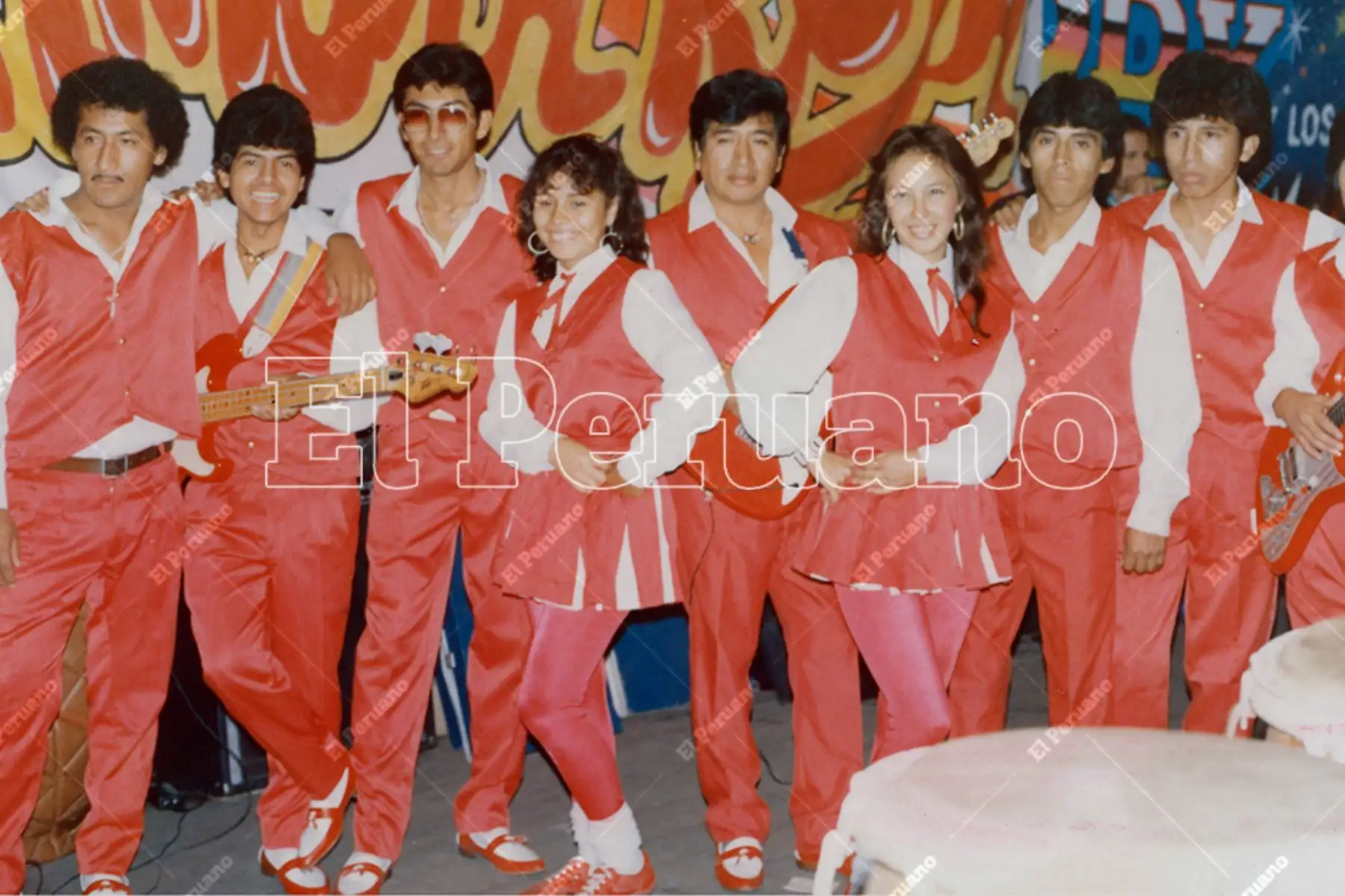 Lima - década 80 / Integrantes de la agrupacion musical de cumbia peruana Pintura Roja con su vocalista Princesita Mily y el director musical Alejandro Zárate. Foto: Archivo Histórico de El Peruano