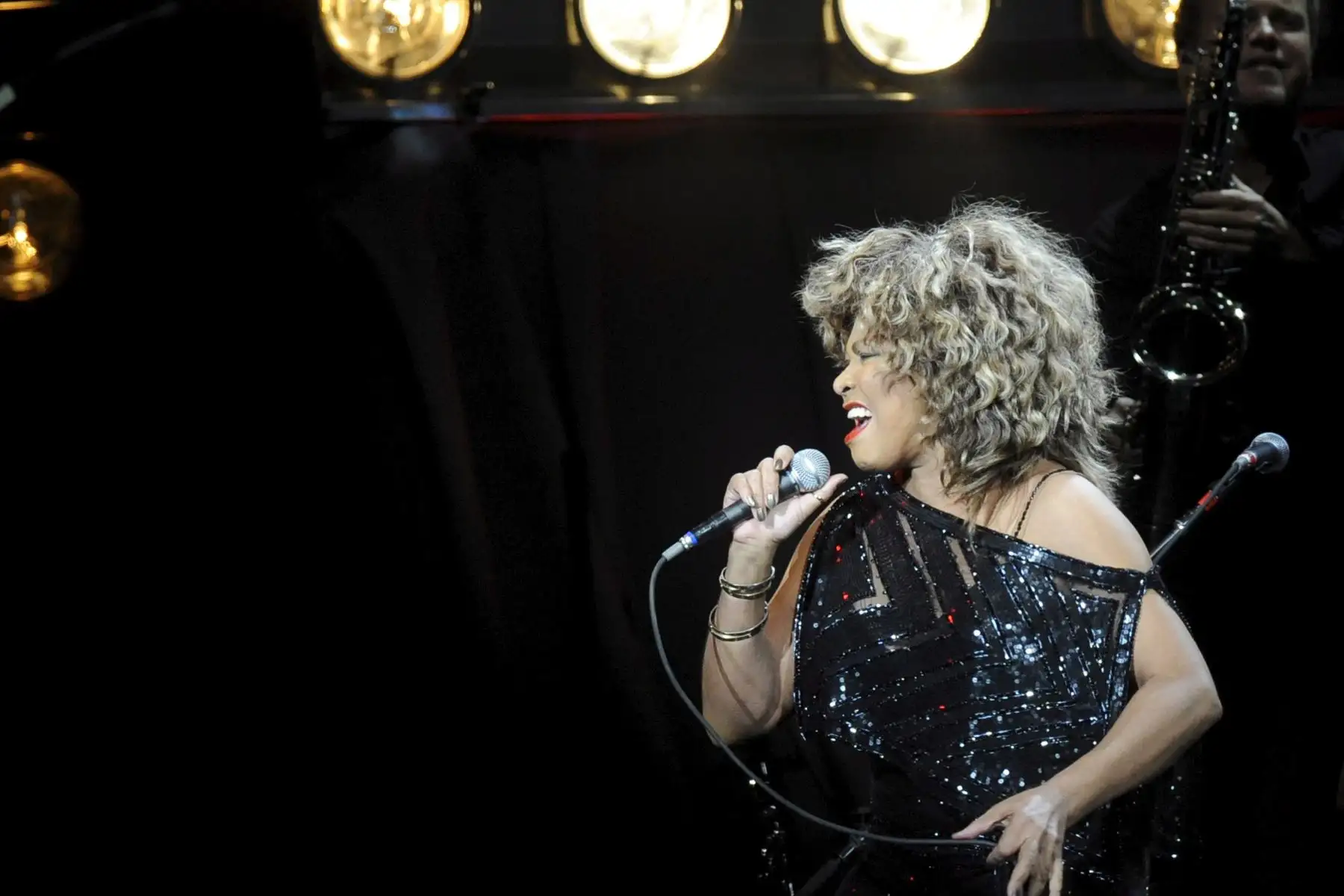 La cantante estadounidense Tina Turner actúa en el escenario del O2 World de Berlín durante su concierto, a finales del 26 de enero de 2006. 
Foto: EFE