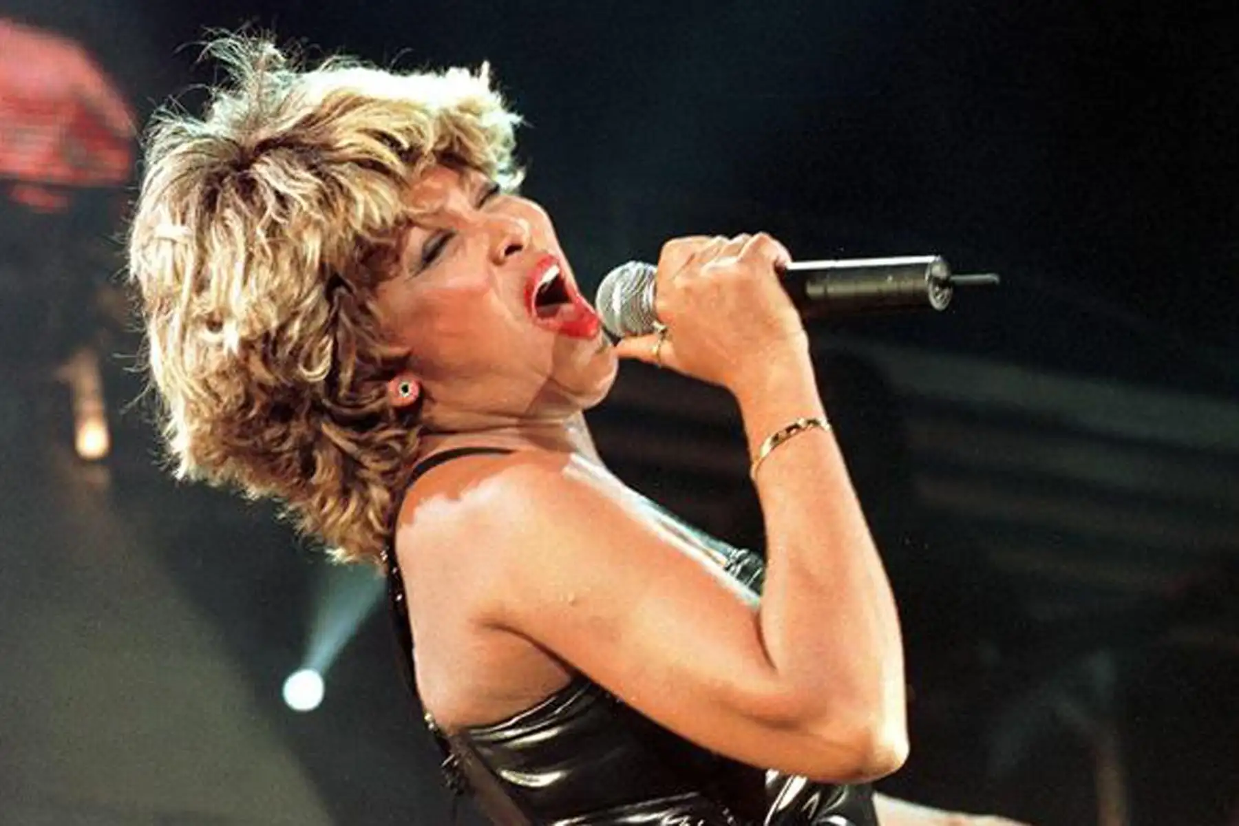 La leyenda del rock estadounidense Tina Turner actúa en el escenario del Hipódromo de Sopot, en el último concierto de su gira europea en Sopot, Polonia, el 15 de agosto de 2000.
Foto: EFE