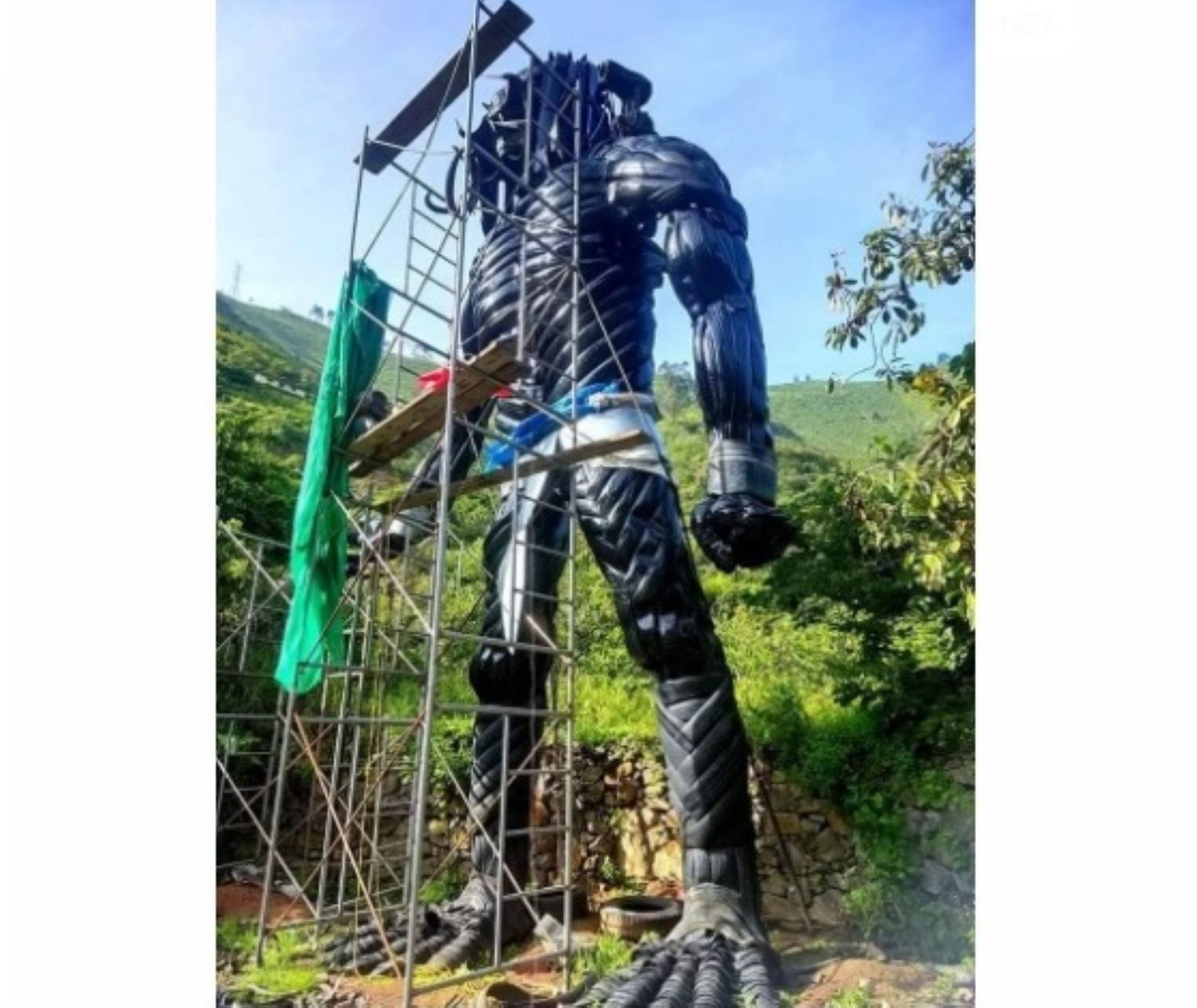 El Depredador de Huarochirí fue elaborado con llantas recicladas y se ha convertido en un importante atractivo turístico. Foto: internet/medios.