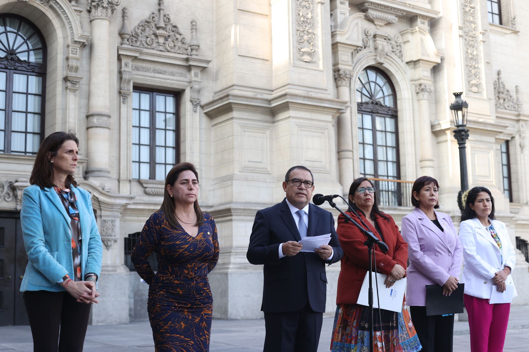 El presidente del Consejo de Ministros, Alberto Otárola brinda declaraciones junto a ministros de Estado de los sectores: Vivienda, Mujer, Agricultura, Salud y Transportes.
Foto: PCM