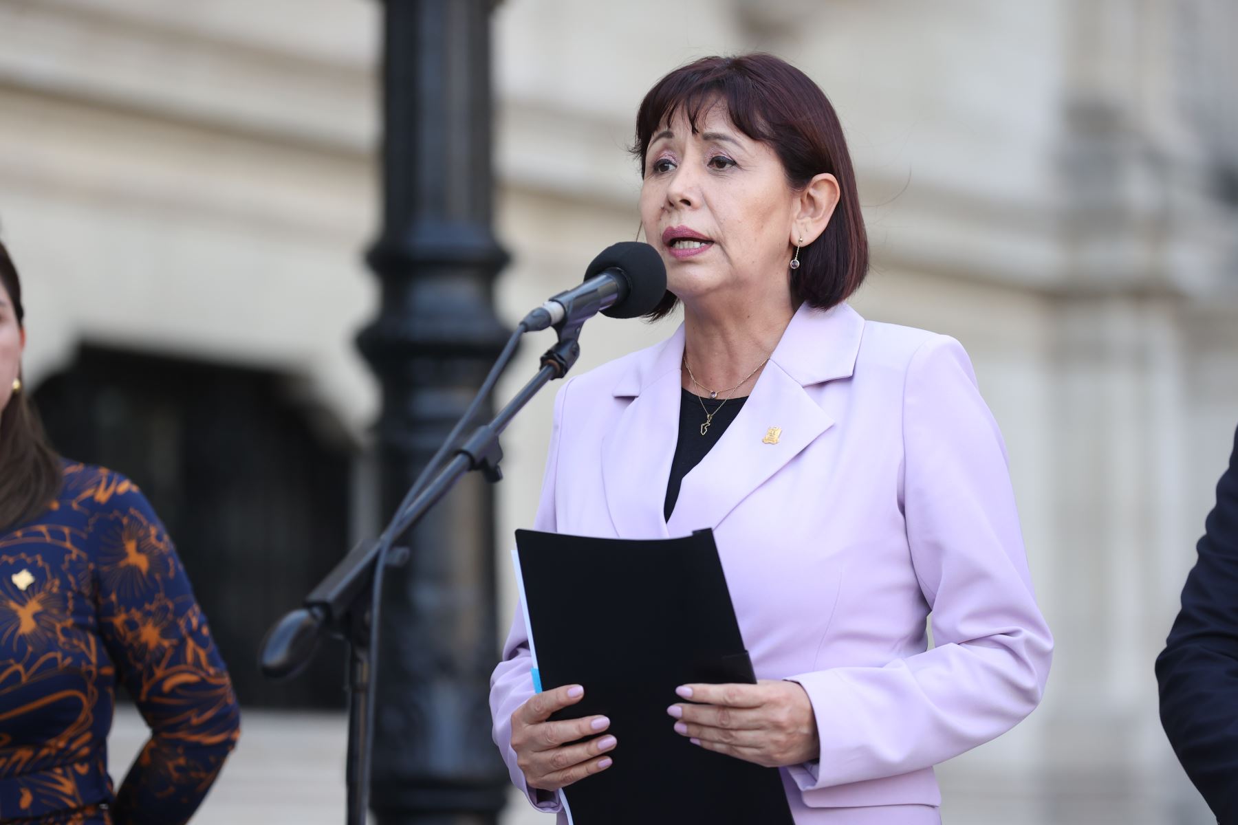 La ministra de la Mujer y Poblaciones Vulnerables,  Nancy Tolentino Gamarra brinda declaraciones junto a ministros de Estado de los sectores: Vivienda, Mujer, Agricultura, Salud y Transportes.
Foto: PCM