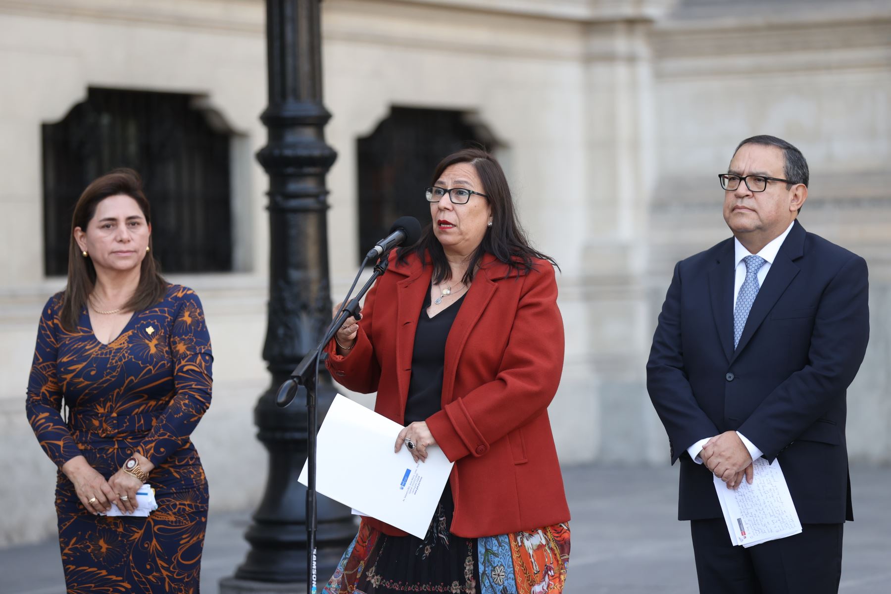 La ministra de la Salud, Rosa Gutierrez Palomino brinda declaraciones junto a ministros de Estado de los sectores: Vivienda, Mujer, Agricultura, Salud y Transportes.
Foto: PCM