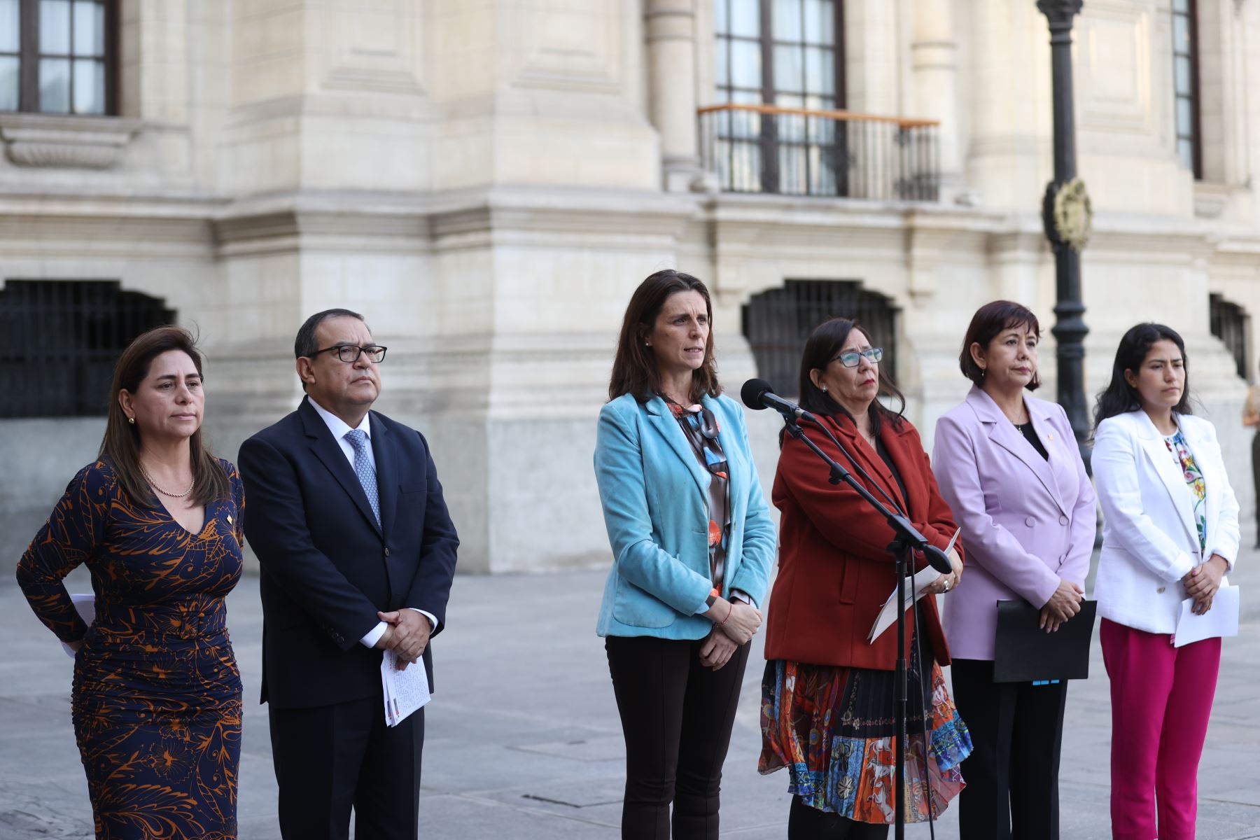 La ministra de Vivienda, Construcción y Saneamiento , Hania Pérez De Cuéllar brinda declaraciones junto a ministros de Estado de los sectores: Vivienda, Mujer, Agricultura, Salud y Transportes.
Foto: PCM