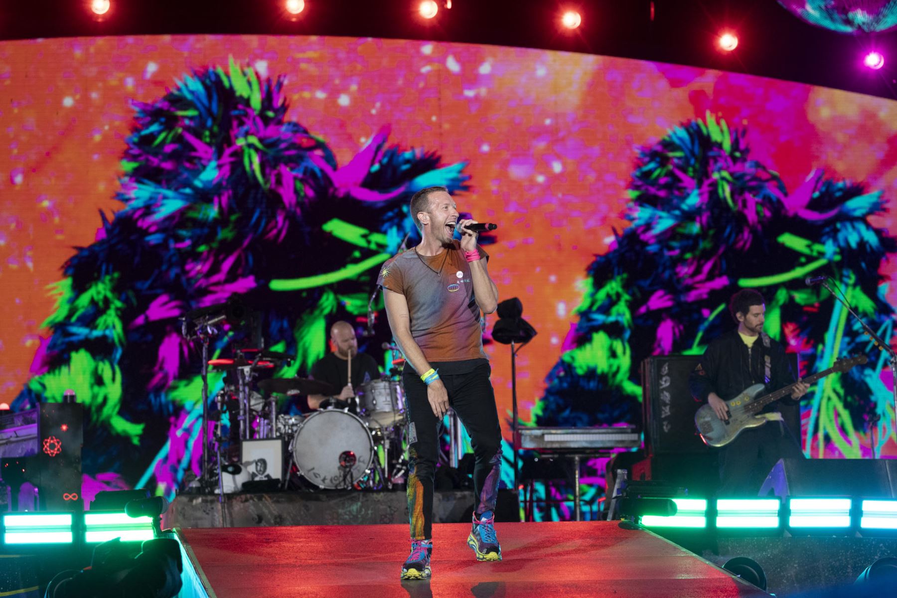 El cantante de la banda británica Coldplay, Chris Martin, durante el concierto que han ofrecido hoy en el estadio Olímpico de Barcelona, incluido en su gira internacional "Music of the Spheres World Tour". Foto: EFE