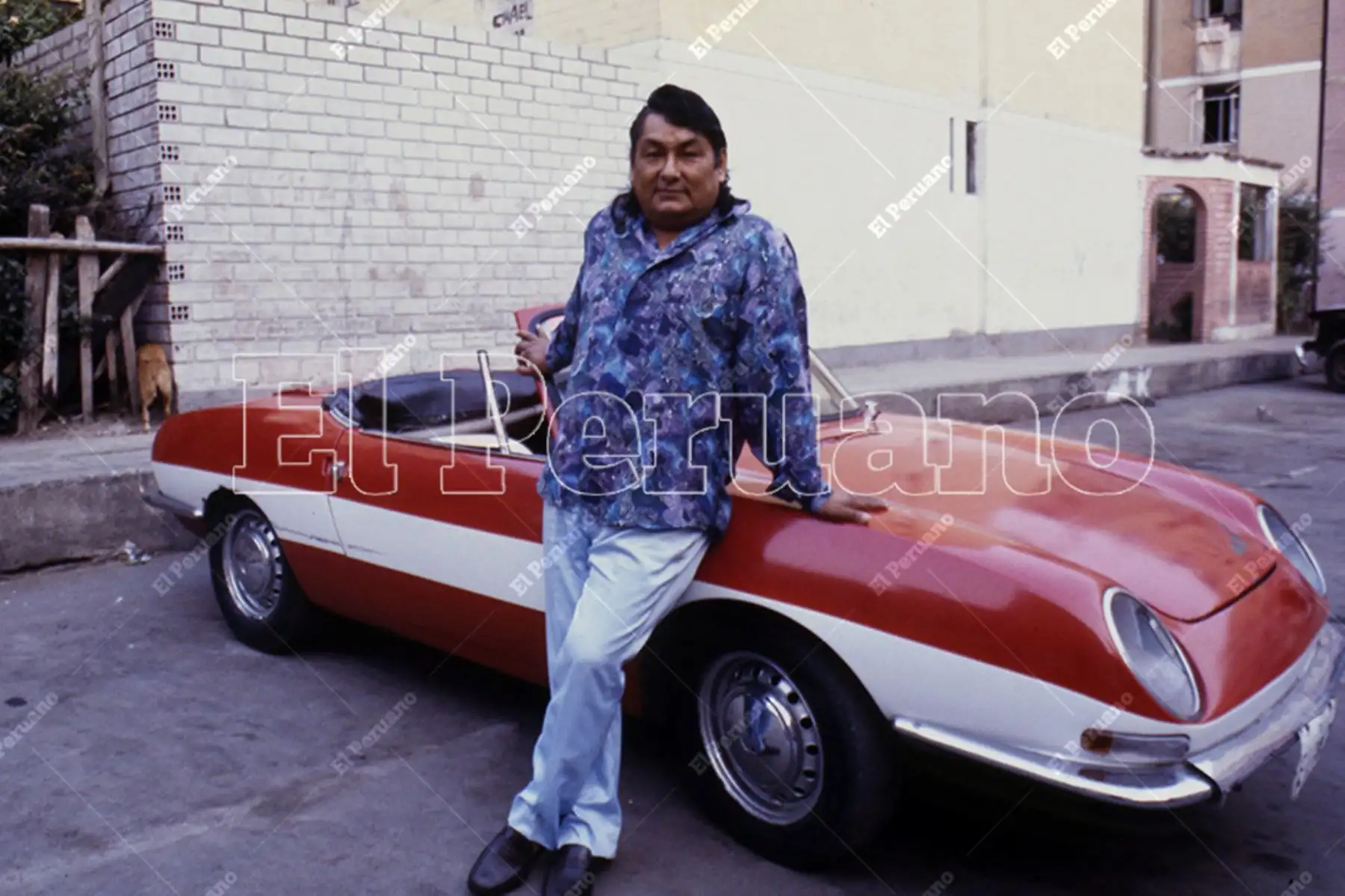 Lima - 1990 aprox / Cantante Lorenzo Palacios "Chacalón" en una entrevista para el diario La Tercera. Foto: Archivo Histórico de El Peruano