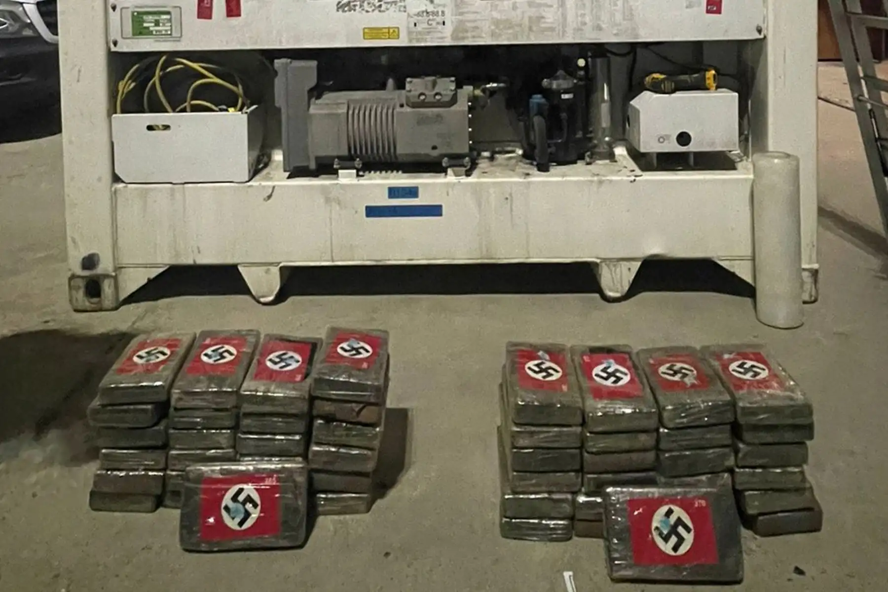 Fotografía cedida hoy por la Policía Nacional del Perú que muestra un alijo de cocaína marcado con símbolos nazis, decomisado en el puerto de Paita, departamento de Piura (Perú). Las autoridades peruanas incautaron un alijo de 57 kilos de cocaína que estaba marcado con decenas de esvásticas y empacada en forma de ladrillos sellados con el nombre "Hitler", Foto: EFE/ Policía Nacional del Perú