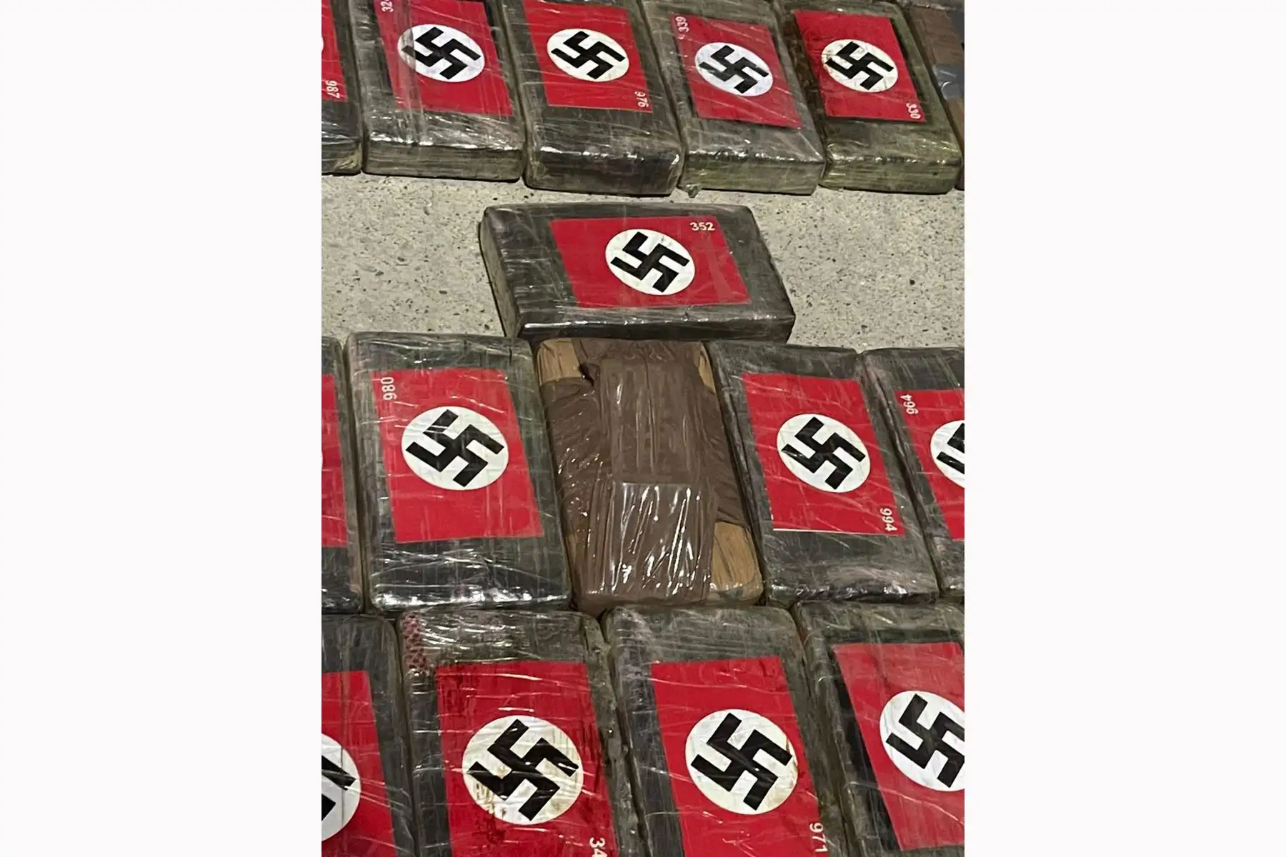 Fotografía cedida hoy por la Policía Nacional del Perú que muestra un alijo de cocaína marcado con símbolos nazis, decomisado en el puerto de Paita, departamento de Piura (Perú). Las autoridades peruanas incautaron un alijo de 57 kilos de cocaína que estaba marcado con decenas de esvásticas y empacada en forma de ladrillos sellados con el nombre "Hitler", Foto: EFE/ Policía Nacional del Perú