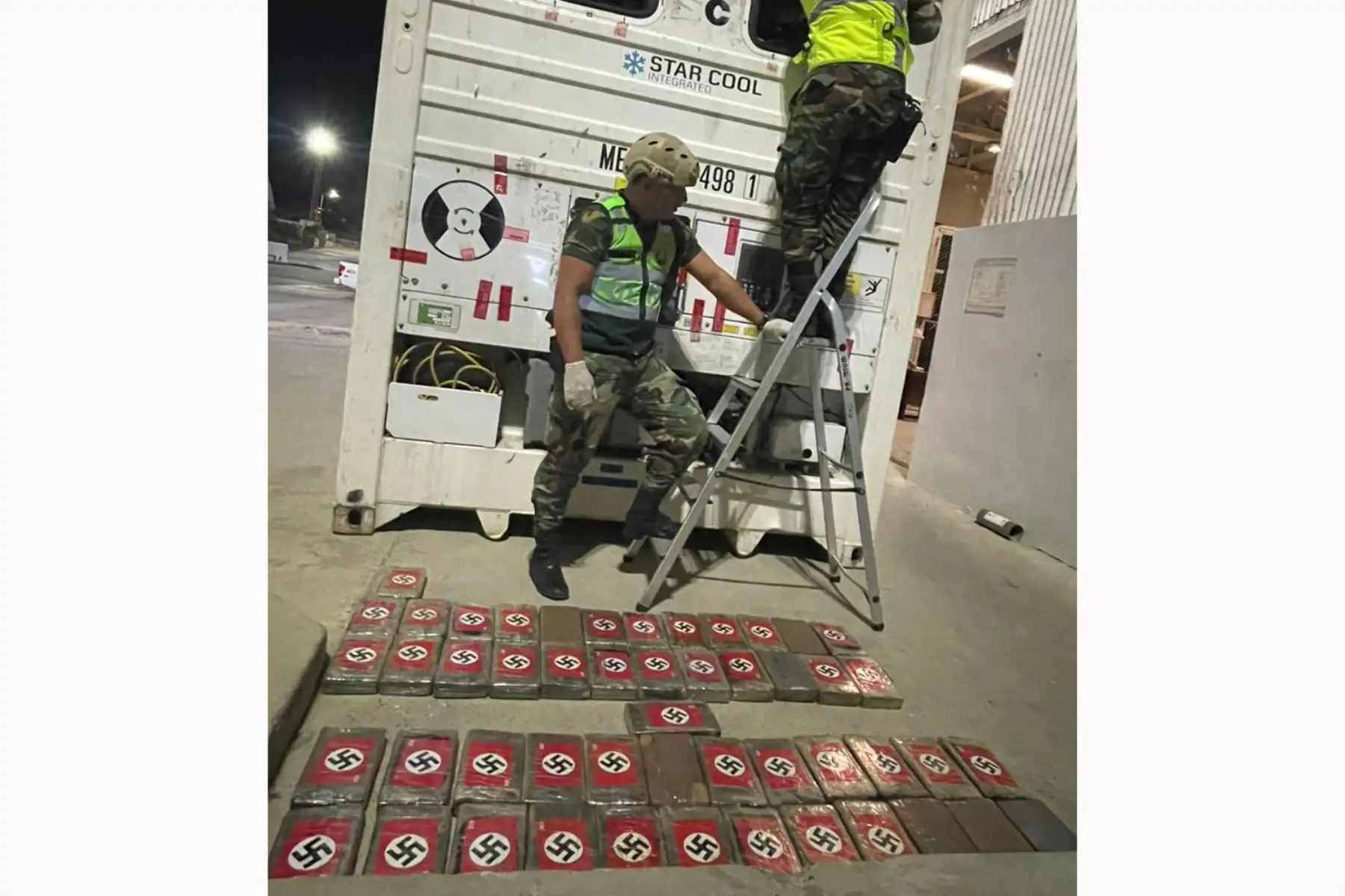 Fotografía cedida hoy por la Policía Nacional del Perú que muestra un alijo de cocaína marcado con símbolos nazis, decomisado en el puerto de Paita, departamento de Piura (Perú). Las autoridades peruanas incautaron un alijo de 57 kilos de cocaína que estaba marcado con decenas de esvásticas y empacada en forma de ladrillos sellados con el nombre "Hitler", Foto: EFE/ Policía Nacional del Perú