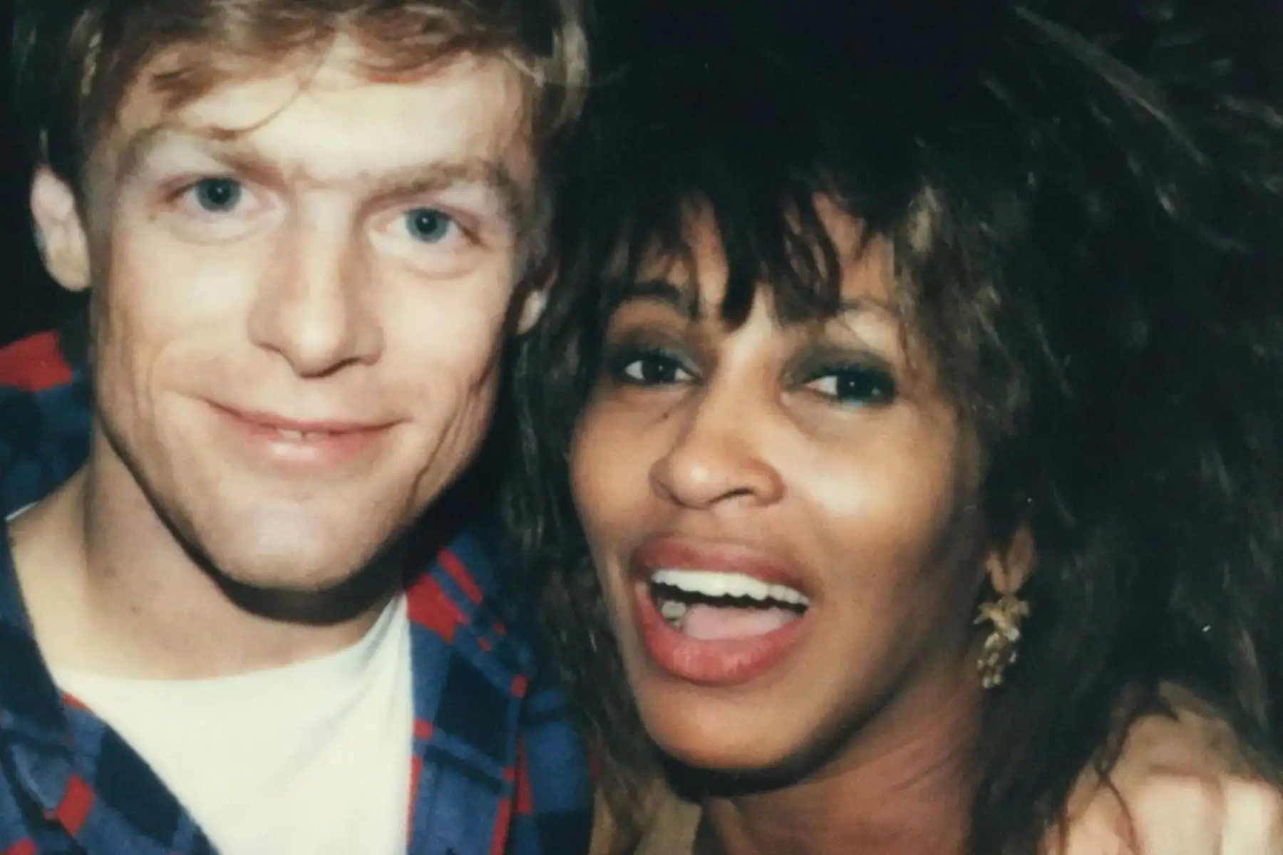 Tina Turner con el cantante Bryan Adams. Fotografía de 1986. Foto: @tinaturnerofficial
