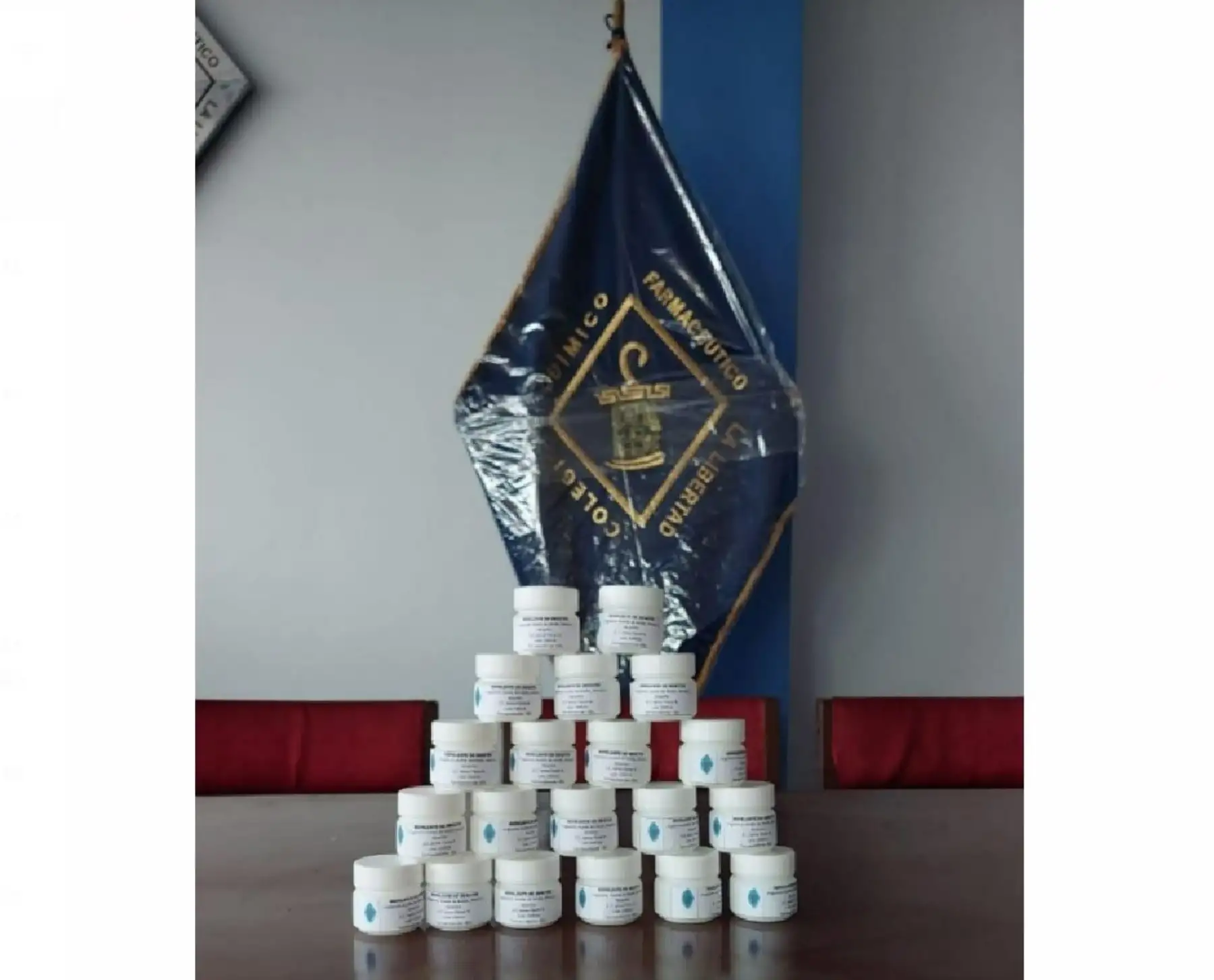 Colegio Químico Farmacéutico de La Libertad donó potes con repelente contra el zancudo transmisor del dengue.