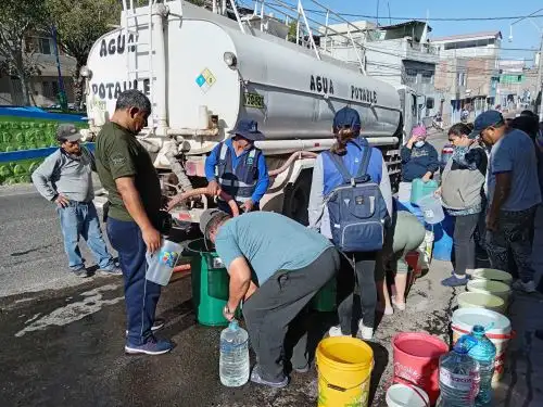 Desde el domingo la población de Moquegua sufre por la restricción del servicio de agua potable luego del cierre de la planta de tratamiento a causa del petróleo derramado por un cisterna que sufrió un accidente de tránsito.