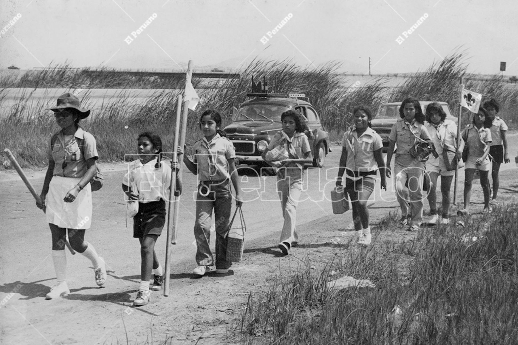 Hoy jueves 25 de mayo, los Scouts del Perú, cumplen 112 años de fundación y por primera vez en su historia tienen una mujer presidenta como su máxima autoridad institucional. Lima - 12 marzo 1978 / Excursión de boy scouts en San Juan de Miraflores. Foto: Archivo Histórico de El Peruano