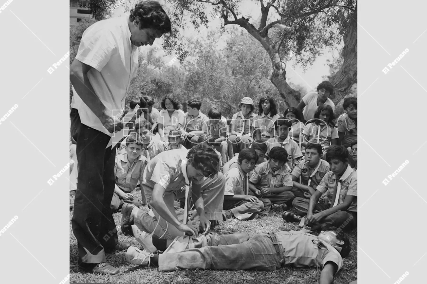 Hoy jueves 25 de mayo, los Scouts del Perú, cumplen 112 años de fundación y por primera vez en su historia tienen una mujer presidenta como su máxima autoridad institucional. Lima - 29 enero 1977 / Boy Scouts asisten a clases de primeros auxilios en San Isidro. Foto: Archivo Histórico de El Peruano / Oswaldo Sánchez