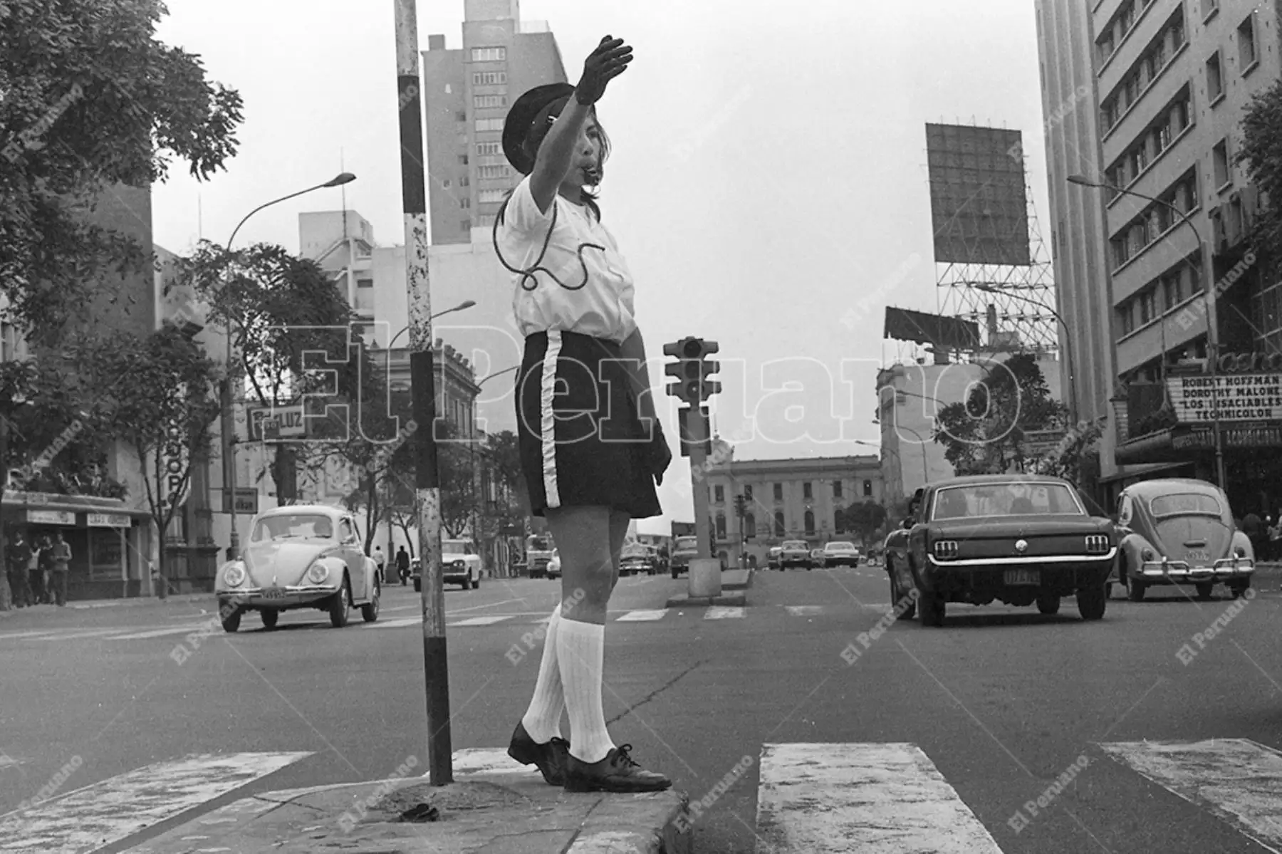 Hoy jueves 25 de mayo, los Scouts del Perú, cumplen 112 años de fundación y por primera vez en su historia tienen una mujer presidenta como su máxima autoridad institucional. Lima - 30 agosto 1974 / Boy Scouts dirigen el tránsito en Lima en el día de la Guardia Civil y de Santa Rosa de Lima. Foto: Archivo Histórico de El Peruano / Orlando Adrianzen