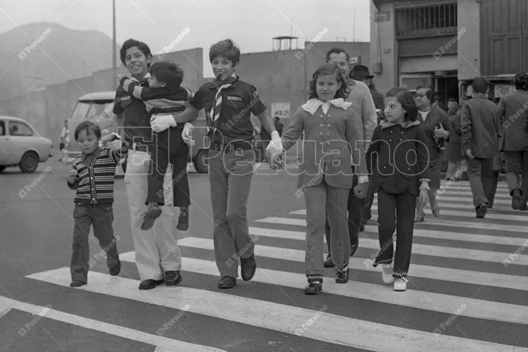 Hoy jueves 25 de mayo, los Scouts del Perú, cumplen 112 años de fundación y por primera vez en su historia tienen una mujer presidenta como su máxima autoridad institucional. Lima - 30 agosto 1974 / Boy Scouts dirigen el tránnsito en Lima en el día de la Guardia Civil y de Santa Rosa de Lima. Foto: Archivo Histórico de El Peruano / Orlando Adrianzen