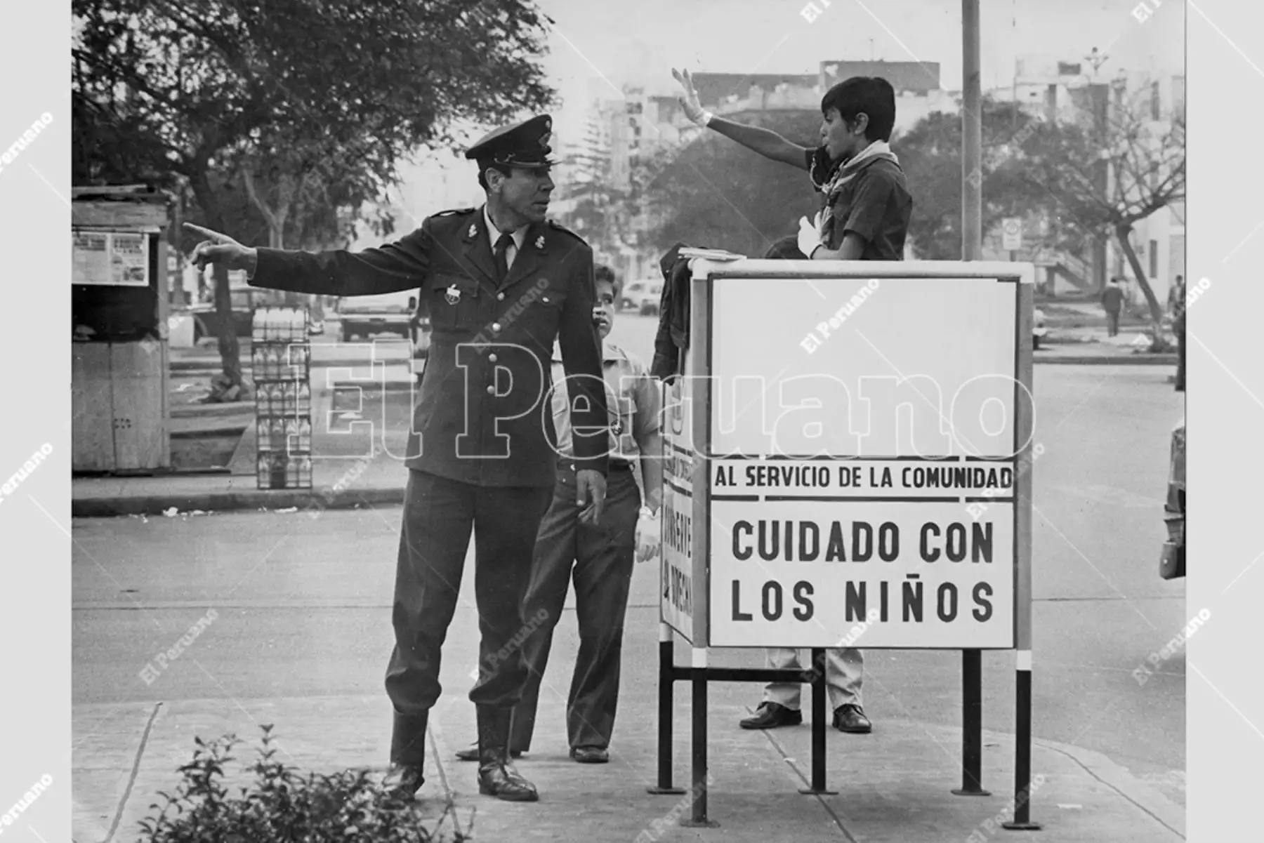 Hoy jueves 25 de mayo, los Scouts del Perú, cumplen 112 años de fundación y por primera vez en su historia tienen una mujer presidenta como su máxima autoridad institucional. Lima - 30 agosto 1974 / Boy Scouts dirigen el tránsito en Lima en el día de la Guardia Civil y de Santa Rosa de Lima. Foto: Archivo Histórico de El Peruano / Raúl Sagástegui