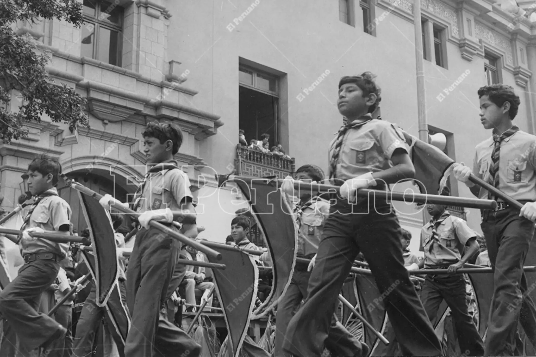 Hoy jueves 25 de mayo, los Scouts del Perú, cumplen 112 años de fundación y por primera vez en su historia tienen una mujer presidenta como su máxima autoridad institucional. Lima - 30 mayo 1976 / Aniversario y desfile de boy scouts en Miraflores. Foto: Archivo Histórico de El Peruano / José Risco
