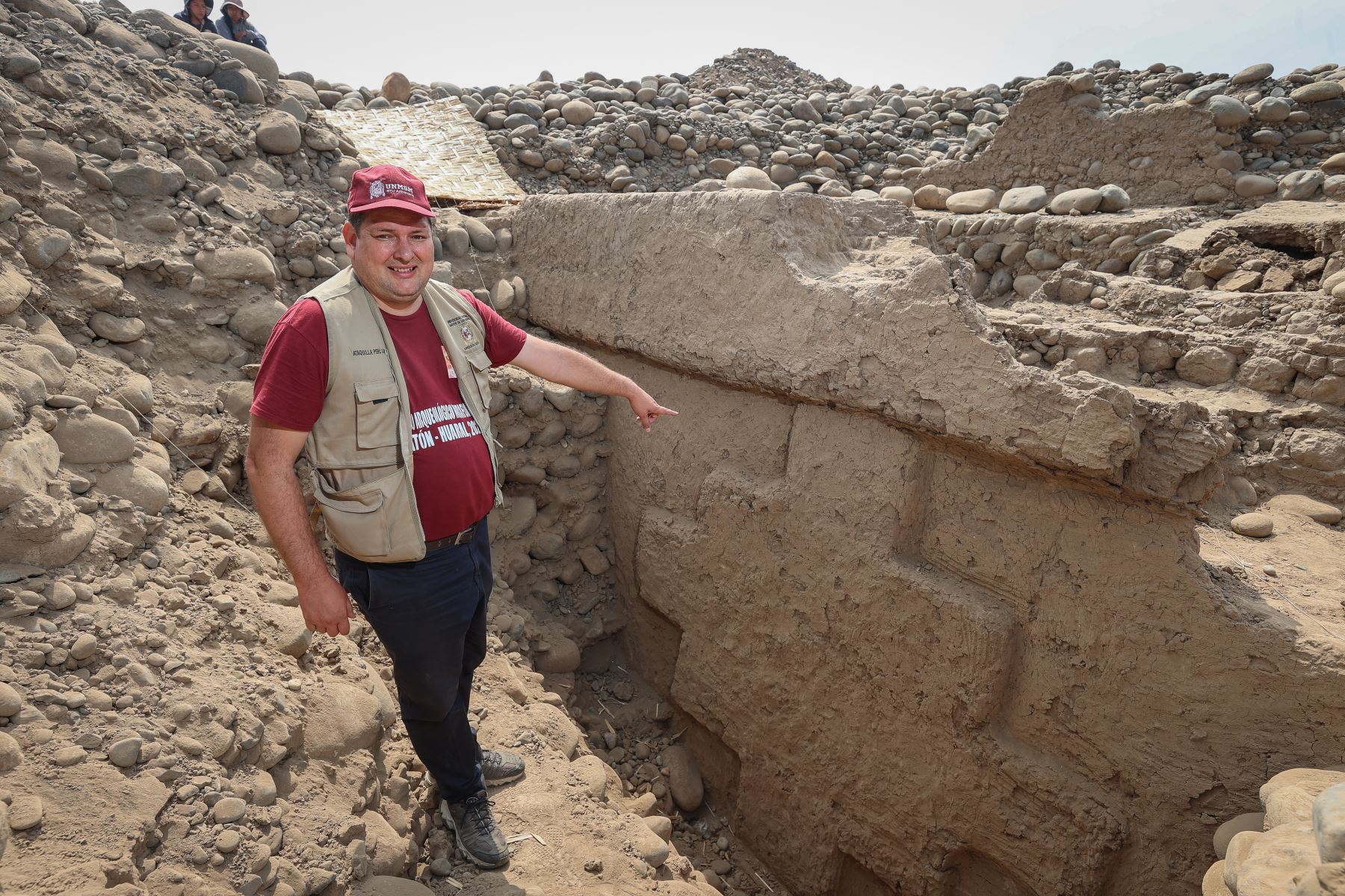 Arqueólogo Pieter Van Dalen Luna, quien lidera el equipo de investigadores de la Universidad Nacional Mayor de San Marcos que descubrió y viene realizando excavaciones en el sitio arqueológico Miraflores, ubicado en Huaral. ANDINA/Andrés Valle